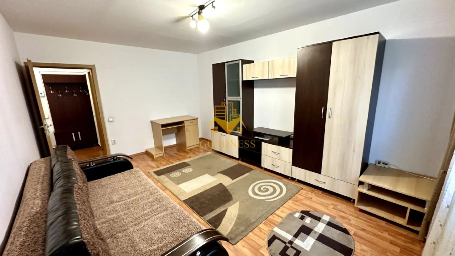 1 camera decomandată, Zorilor, Calea Turzii, Parcare, Centrala proprie - GOLDNESS Imobiliare vă propune spre închiriere un apartament cu 1 camere complet mobilat și utilat, la etajul 1 într-un imobil de 8 etaje, în Cartierul Zorilor.
Dispune de loc de parcare contra cost!
Se află în apropierea stațiilor de transport în comun, magazine, restaurante, spații verzi, farmacii, etc. 

Apartamentul este compartimentat astfel:
 - camera cu canapea extensibilă , dressing, noptiere
 - bucătărie complet utilată și mobilată, loc de servit masa 
 - baie cu cada, calorifer port prosop și dulap pentru depozitare.
 - balcon închis 3mp.

Imobilul este dotat cu toate cele necesare- centrală proprie, frigider, aragaz, hotă, mașină de spălat haine, etc. 

Dacă sunteți interesați de acest apartament și doriți să îl vizionați, dar și pentru alte oferte nu ezitați să ne contactați telefonic sau prin e-mail. Vă stăm la dispoziție!
Pentru intermediere se percepe un comision de 50% din prețul chiriei!