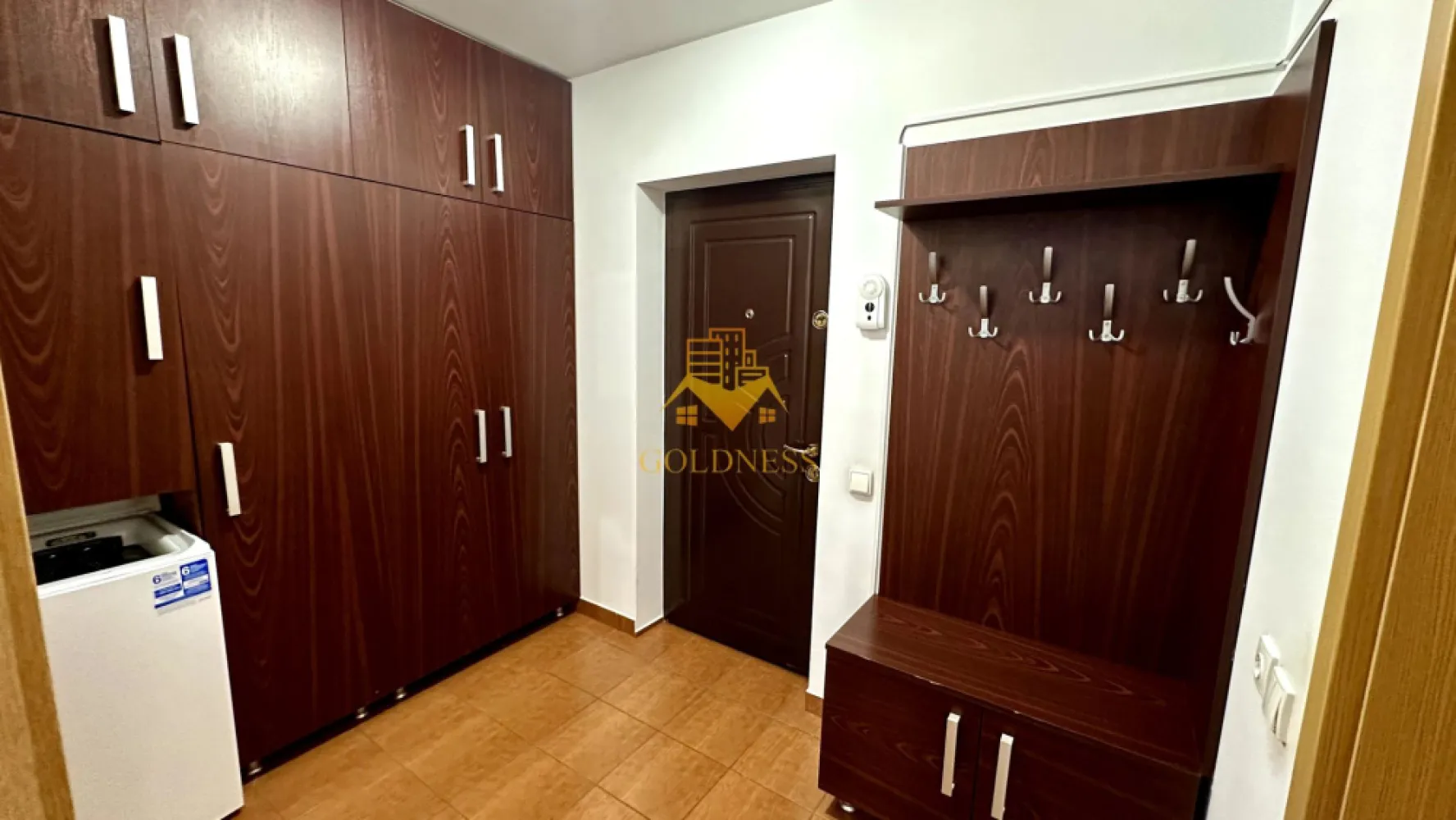 1 camera decomandată, Zorilor, Calea Turzii, Parcare, Centrala proprie - GOLDNESS Imobiliare vă propune spre închiriere un apartament cu 1 camere complet mobilat și utilat, la etajul 1 într-un imobil de 8 etaje, în Cartierul Zorilor.
Dispune de loc de parcare contra cost!
Se află în apropierea stațiilor de transport în comun, magazine, restaurante, spații verzi, farmacii, etc. 

Apartamentul este compartimentat astfel:
 - camera cu canapea extensibilă , dressing, noptiere
 - bucătărie complet utilată și mobilată, loc de servit masa 
 - baie cu cada, calorifer port prosop și dulap pentru depozitare.
 - balcon închis 3mp.

Imobilul este dotat cu toate cele necesare- centrală proprie, frigider, aragaz, hotă, mașină de spălat haine, etc. 

Dacă sunteți interesați de acest apartament și doriți să îl vizionați, dar și pentru alte oferte nu ezitați să ne contactați telefonic sau prin e-mail. Vă stăm la dispoziție!
Pentru intermediere se percepe un comision de 50% din prețul chiriei!