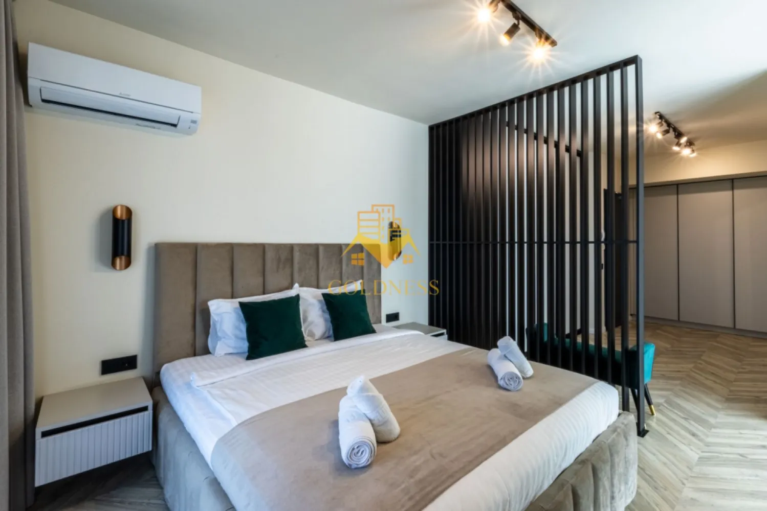 o camera,parcare, bloc nou, terasa,Manastur, West City, Calea Floresti - GOLDNESS Imobiliare vă propune spre închiriere un apartament cu o camera complet mobilat și utilat, la etajul 12 într-un imobil de 24 etaje, în cartierul Manastur. Apartamentul este compartimentat astfel:
 - living cu bucatarie open-space complet utilată, loc de servit masa, pat matrimonial
 - baie cu cabina de dus calorifer port prosop inox și dulap pentru depozitare.
 - terasa de 7 mp.
 
Imobilul este dotat cu toate cele necesare- centrală proprie, mașină de spălat haine, frigider, plită electrică, hotă, etc. 
Se află în apropierea stațiilor de transport în comun, magazine, restaurante, spații verzi, farmacii, etc. 
Dispune de parcare subterana inclusa in pret!

Dacă sunteți interesați de acest apartament și doriți să îl vizionați, dar și pentru alte oferte sau detalii nu ezitați să ne contactați telefonic sau prin e-mail - goldnessimobiliare@gmail.com. Vă stăm la dispoziție!
Pentru intermediere se percepe un comision de 50% din prețul chiriei!