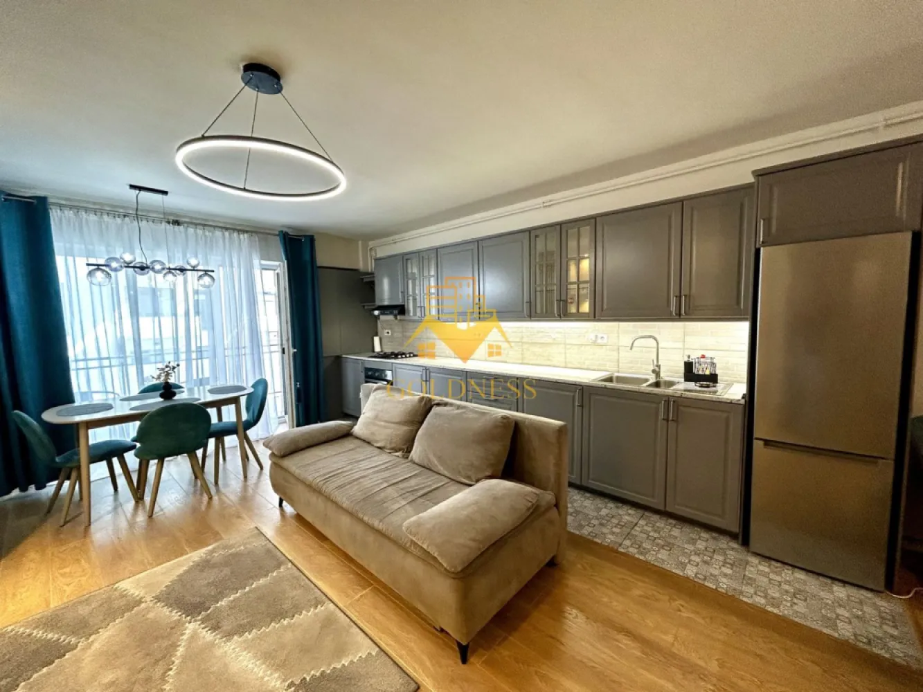 2 camere open space, Bosch NTT Data, Scala Centar, Zona Centrala - GOLDNESS Imobiliare vă propune spre închiriere un apartament cu 2 camere complet mobilat și utilat, la etajul 2 într-un imobil de 7 etaje, în Zona Centrala.
Posibilitate de parcare in zona!
Se află în apropierea stațiilor de transport în comun, magazine, restaurante, spații verzi, farmacii, etc. 

Apartamentul este compartimentat astfel:
 - dormitor cu pat matrimonial, dressing, noptiere
 - living cu bucatarie open space complet utilată și mobilată, canapea, loc de servit masa, dulap pentru depozitare
 - baie cu cada, calorifer port prosop și dulap pentru depozitare.
 - terasa de 8 mp.

Imobilul este dotat cu toate cele necesare- centrală proprie, frigider, aragaz, hotă, mașină de spălat haine, etc. 

Dacă sunteți interesați de acest apartament și doriți să îl vizionați, dar și pentru alte oferte nu ezitați să ne contactați telefonic sau prin e-mail. Vă stăm la dispoziție!
Pentru intermediere se percepe un comision de 50% din prețul chiriei!