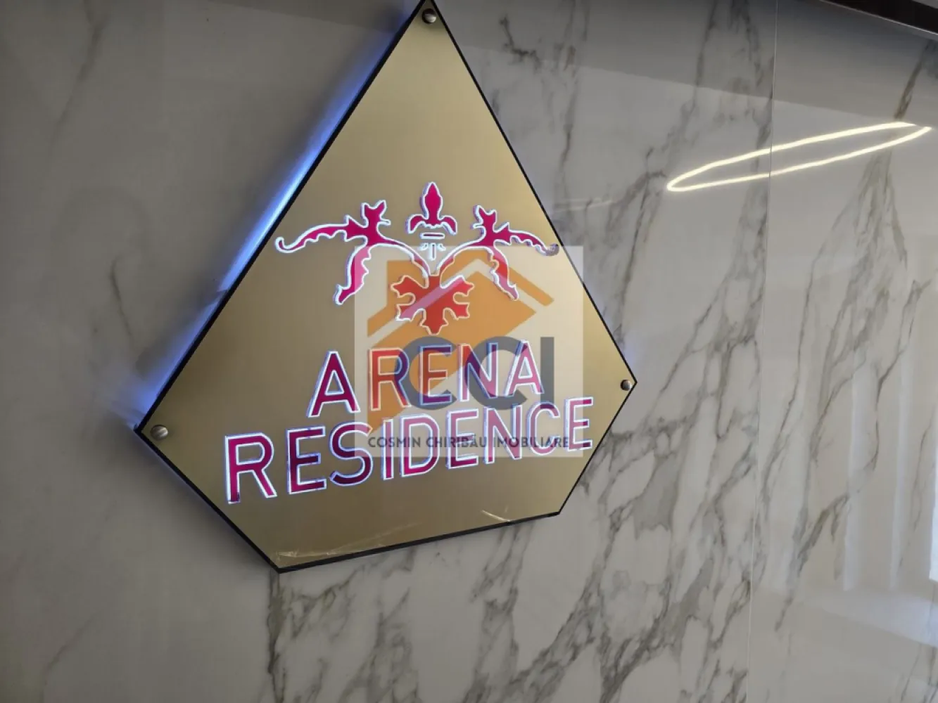 Apartament Exclusivist de Închiriat în Arena Residence - Apartament Exclusivist de Închiriat în Arena Residence – Eleganță, Confort și Stil Urban Premium.

Vă prezentăm un apartament spectaculos cu 2 camere, situat în prestigiosul complex rezidențial Arena Residence, pe strada Ștefan cel Mare – una dintre cele mai apreciate și bine poziționate zone din Bacău.

Conceput pentru un stil de viață modern și rafinat, acest apartament impresionează prin designul elegant, finisajele premium și atmosfera sofisticată, fiind alegerea ideală pentru cei care își doresc confort la cele mai înalte standarde.

 Detalii proprietate:
• Apartament 2 camere
• Complet mobilat și utilat lux
• Amenajare modernă, cu mobilier premium și accente contemporane
• Spații luminoase și perfect optimizate
• Bucătărie complet echipată
• Design interior elegant și armonios
• Pregătit pentru mutare imediată

 Arena Residence înseamnă mai mult decât un simplu complex rezidențial – reprezintă un concept premium de locuire, apreciat pentru arhitectura modernă, siguranță, intimitate și poziționarea excelentă. Locatarii beneficiază de acces rapid către cele mai importante puncte ale orașului, restaurante, cafenele, centre comerciale și zone de relaxare, într-un ambient exclusivist și select.

Atmosfera elegantă a complexului, calitatea construcției și comunitatea premium transformă această proprietate într-o alegere ideală pentru persoanele care apreciază luxul discret și confortul autentic.

Dacă îți dorești un apartament care să combine perfect eleganța, poziționarea premium și confortul modern, această proprietate din Arena Residence poate deveni noul tău “acasă”.