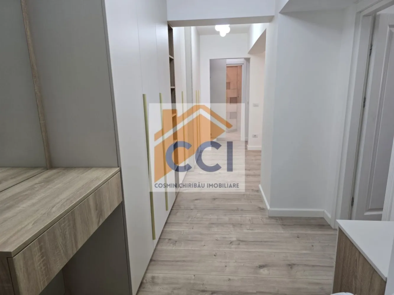 Apartament Exclusivist de Închiriat în Arena Residence - Apartament Exclusivist de Închiriat în Arena Residence – Eleganță, Confort și Stil Urban Premium.

Vă prezentăm un apartament spectaculos cu 2 camere, situat în prestigiosul complex rezidențial Arena Residence, pe strada Ștefan cel Mare – una dintre cele mai apreciate și bine poziționate zone din Bacău.

Conceput pentru un stil de viață modern și rafinat, acest apartament impresionează prin designul elegant, finisajele premium și atmosfera sofisticată, fiind alegerea ideală pentru cei care își doresc confort la cele mai înalte standarde.

 Detalii proprietate:
• Apartament 2 camere
• Complet mobilat și utilat lux
• Amenajare modernă, cu mobilier premium și accente contemporane
• Spații luminoase și perfect optimizate
• Bucătărie complet echipată
• Design interior elegant și armonios
• Pregătit pentru mutare imediată

 Arena Residence înseamnă mai mult decât un simplu complex rezidențial – reprezintă un concept premium de locuire, apreciat pentru arhitectura modernă, siguranță, intimitate și poziționarea excelentă. Locatarii beneficiază de acces rapid către cele mai importante puncte ale orașului, restaurante, cafenele, centre comerciale și zone de relaxare, într-un ambient exclusivist și select.

Atmosfera elegantă a complexului, calitatea construcției și comunitatea premium transformă această proprietate într-o alegere ideală pentru persoanele care apreciază luxul discret și confortul autentic.

Dacă îți dorești un apartament care să combine perfect eleganța, poziționarea premium și confortul modern, această proprietate din Arena Residence poate deveni noul tău “acasă”.