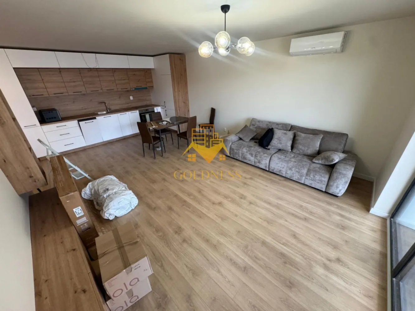 2 camere, premium, bloc nou, Marasti, The Nest, The Ofiice, 21 Dec - GOLDNESS Imobiliare vă propune spre închiriere un apartament cu 2 camere complet mobilat și utilat, la etajul 3 într-un imobil de 7 etaje, în cartierul Marasti. Apartamentul este compartimentat astfel:
 - dormitor cu pat matrimonial, dressing, noptiere
 - living cu bucatarie open-space complet utilată, canapea extensibla, loc de servit masa 
 - baie cu cabina de dus, calorifer port prosop inox și dulap pentru depozitare.
 - terasa de 15 mp.

Imobilul este dotat cu toate cele necesare- centrală proprie, mașină de spălat haine, frigider, plită electrică, hotă, TV, etc. 
Se află în apropierea stațiilor de transport în comun, magazine, restaurante, spații verzi, farmacii, etc. 
Dispune de parcare subterana inclusa in pret!

Dacă sunteți interesați de acest apartament și doriți să îl vizionați, dar și pentru alte oferte sau detalii nu ezitați să ne contactați telefonic sau prin e-mail - goldnessimobiliare@gmail.com. Vă stăm la dispoziție!