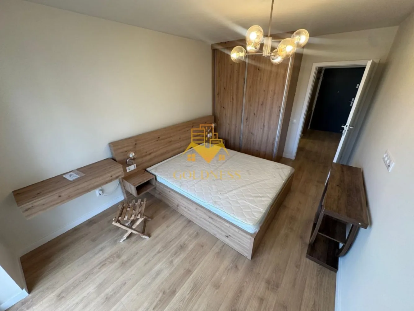 2 camere, premium, bloc nou, Marasti, The Nest, The Ofiice, 21 Dec - GOLDNESS Imobiliare vă propune spre închiriere un apartament cu 2 camere complet mobilat și utilat, la etajul 3 într-un imobil de 7 etaje, în cartierul Marasti. Apartamentul este compartimentat astfel:
 - dormitor cu pat matrimonial, dressing, noptiere
 - living cu bucatarie open-space complet utilată, canapea extensibla, loc de servit masa 
 - baie cu cabina de dus, calorifer port prosop inox și dulap pentru depozitare.
 - terasa de 15 mp.

Imobilul este dotat cu toate cele necesare- centrală proprie, mașină de spălat haine, frigider, plită electrică, hotă, TV, etc. 
Se află în apropierea stațiilor de transport în comun, magazine, restaurante, spații verzi, farmacii, etc. 
Dispune de parcare subterana inclusa in pret!

Dacă sunteți interesați de acest apartament și doriți să îl vizionați, dar și pentru alte oferte sau detalii nu ezitați să ne contactați telefonic sau prin e-mail - goldnessimobiliare@gmail.com. Vă stăm la dispoziție!