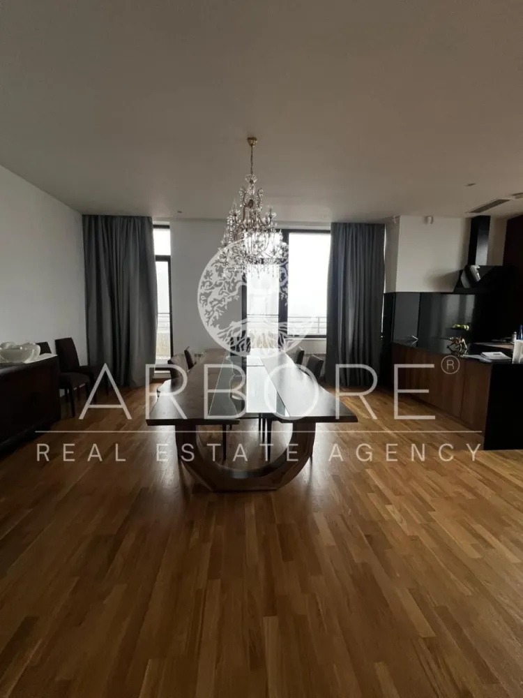 Penthouse 5 camere 250 mp lângă Ambasada SUA , zona Băneasa București - Arbore Real Estate vă oferă spre închiriere un penthouse spectaculos cu 5 camere și 250 mp, situat în una dintre cele mai exclusiviste zone rezidențiale din nordul Bucureștiului – Aleea Privighetorilor, Iancu Nicolae, Pipera, la câteva minute de Ambasada SUA și Pădurea Băneasa.

📍Penthouse-ul se află la etajul 7/7 al ansamblului rezidențial Privighetorilor 86P, una dintre cele mai apreciate dezvoltări din Baneasa.

✨ Detalii și compartimentare:
Suprafață utilă: 250 mp
Terasa: 300
Living generos, open space cu zonă de dining și bucătărie complet utilată și mobilată
3 dormitoare, fiecare cu baie proprie
Dormitor matrimonial cu dressing separat
1 debara cu intrare separată
Spații multiple de depozitare în holuri
Terasă panoramică – ideală pentru relaxare, plajă urbană sau socializare

🏢 Avantaje locație:
Situat lângă Pădurea Băneasa – aer curat și liniște
Acces rapid la:
• Ambasada SUA
• Băneasa Shopping City, IKEA, Jolie Ville
• Grădina Zoologică Băneasa
• Școli internaționale de top: American School, British School, Liceul Francez „Anna de Noailles”, Avenor College, Little London, etc.

🛡️ Alte beneficii:
Ansamblu rezidențial securizat
Priveliști largi și lumină naturală pe tot parcursul zilei
Acces facil către DN1, aeroporturi și zona de birouri Pipera

Cerinte: 
Contract minim 12 luni
Comision agentie 50%
Pret 3000 euro + tva

📞 Disponibil imediat pentru închiriere – ideal pentru expați, diplomați sau familii care caută confort de top și intimitate.

Cu deosebită considerație,
Arbore Real Estate