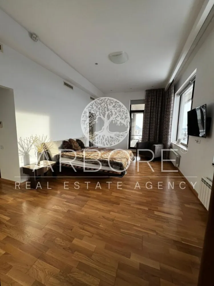 Penthouse 5 camere 250 mp lângă Ambasada SUA , zona Băneasa București - Arbore Real Estate vă oferă spre închiriere un penthouse spectaculos cu 5 camere și 250 mp, situat în una dintre cele mai exclusiviste zone rezidențiale din nordul Bucureștiului – Aleea Privighetorilor, Iancu Nicolae, Pipera, la câteva minute de Ambasada SUA și Pădurea Băneasa.

📍Penthouse-ul se află la etajul 7/7 al ansamblului rezidențial Privighetorilor 86P, una dintre cele mai apreciate dezvoltări din Baneasa.

✨ Detalii și compartimentare:
Suprafață utilă: 250 mp
Terasa: 300
Living generos, open space cu zonă de dining și bucătărie complet utilată și mobilată
3 dormitoare, fiecare cu baie proprie
Dormitor matrimonial cu dressing separat
1 debara cu intrare separată
Spații multiple de depozitare în holuri
Terasă panoramică – ideală pentru relaxare, plajă urbană sau socializare

🏢 Avantaje locație:
Situat lângă Pădurea Băneasa – aer curat și liniște
Acces rapid la:
• Ambasada SUA
• Băneasa Shopping City, IKEA, Jolie Ville
• Grădina Zoologică Băneasa
• Școli internaționale de top: American School, British School, Liceul Francez „Anna de Noailles”, Avenor College, Little London, etc.

🛡️ Alte beneficii:
Ansamblu rezidențial securizat
Priveliști largi și lumină naturală pe tot parcursul zilei
Acces facil către DN1, aeroporturi și zona de birouri Pipera

Cerinte: 
Contract minim 12 luni
Comision agentie 50%
Pret 3000 euro + tva

📞 Disponibil imediat pentru închiriere – ideal pentru expați, diplomați sau familii care caută confort de top și intimitate.

Cu deosebită considerație,
Arbore Real Estate