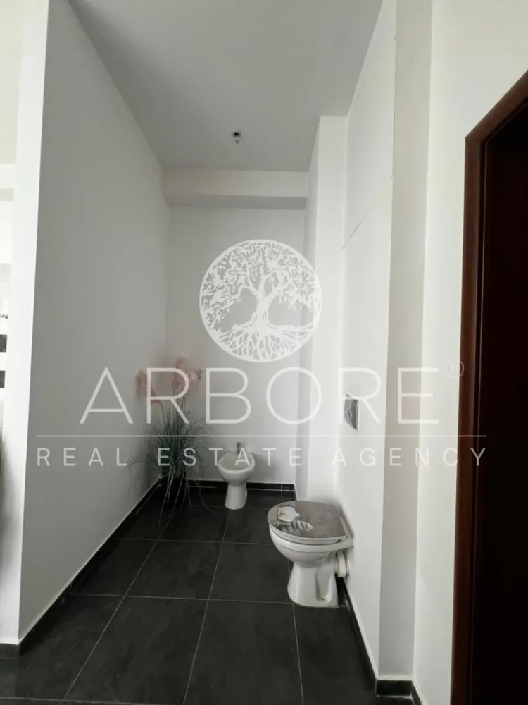 Penthouse 5 camere 250 mp lângă Ambasada SUA , zona Băneasa București - Arbore Real Estate vă oferă spre închiriere un penthouse spectaculos cu 5 camere și 250 mp, situat în una dintre cele mai exclusiviste zone rezidențiale din nordul Bucureștiului – Aleea Privighetorilor, Iancu Nicolae, Pipera, la câteva minute de Ambasada SUA și Pădurea Băneasa.

📍Penthouse-ul se află la etajul 7/7 al ansamblului rezidențial Privighetorilor 86P, una dintre cele mai apreciate dezvoltări din Baneasa.

✨ Detalii și compartimentare:
Suprafață utilă: 250 mp
Terasa: 300
Living generos, open space cu zonă de dining și bucătărie complet utilată și mobilată
3 dormitoare, fiecare cu baie proprie
Dormitor matrimonial cu dressing separat
1 debara cu intrare separată
Spații multiple de depozitare în holuri
Terasă panoramică – ideală pentru relaxare, plajă urbană sau socializare

🏢 Avantaje locație:
Situat lângă Pădurea Băneasa – aer curat și liniște
Acces rapid la:
• Ambasada SUA
• Băneasa Shopping City, IKEA, Jolie Ville
• Grădina Zoologică Băneasa
• Școli internaționale de top: American School, British School, Liceul Francez „Anna de Noailles”, Avenor College, Little London, etc.

🛡️ Alte beneficii:
Ansamblu rezidențial securizat
Priveliști largi și lumină naturală pe tot parcursul zilei
Acces facil către DN1, aeroporturi și zona de birouri Pipera

Cerinte: 
Contract minim 12 luni
Comision agentie 50%
Pret 3000 euro + tva

📞 Disponibil imediat pentru închiriere – ideal pentru expați, diplomați sau familii care caută confort de top și intimitate.

Cu deosebită considerație,
Arbore Real Estate