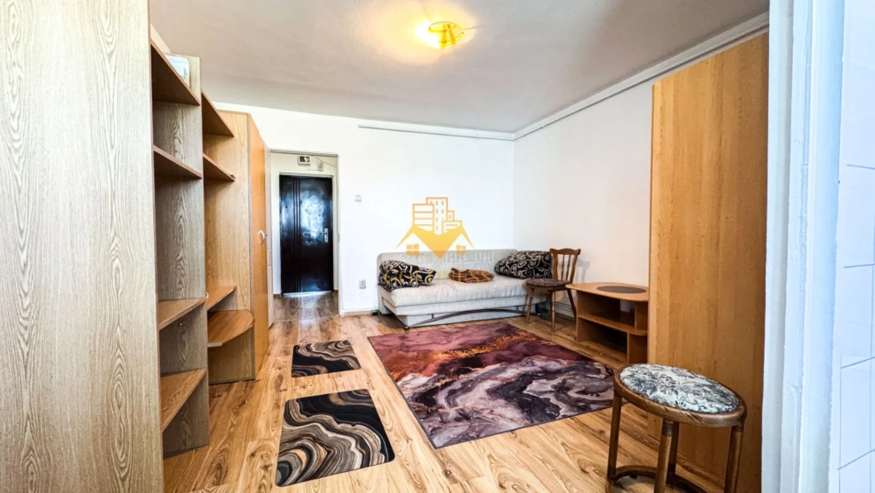 O camere, 31 mp, Gheorheni, Constantin Brancusi Zona BT, Mega Image - GOLDNESS Imobiliare vă propune spre închiriere un apartament cu o camera complet mobilata și utilata, la Parter într-un imobil de 4 etaje, în Cartierul Gheorgheni.
Posibilitate de parcare in zona
Se află în apropierea stațiilor de transport în comun, magazine, restaurante, spații verzi, farmacii, etc. 

Apartamentul este compartimentat astfel:
- canapea extensibila, spatiu pentru depozitare, dulap pentru haine, masuta pentru cafea
- bucatarie complet mobilata, utilata, loc de luat masa

Imobilul este dotat cu toate cele necesare- centrală proprie, frigider, aragaz, hotă, mașină de spălat haine, etc. 

Dacă sunteți interesați de acest apartament și doriți să îl vizionați, dar și pentru alte oferte nu ezitați să ne contactați telefonic sau prin e-mail. Vă stăm la dispoziție!

Pentru intermediere se percepe un comision de 50% din prețul chiriei!
