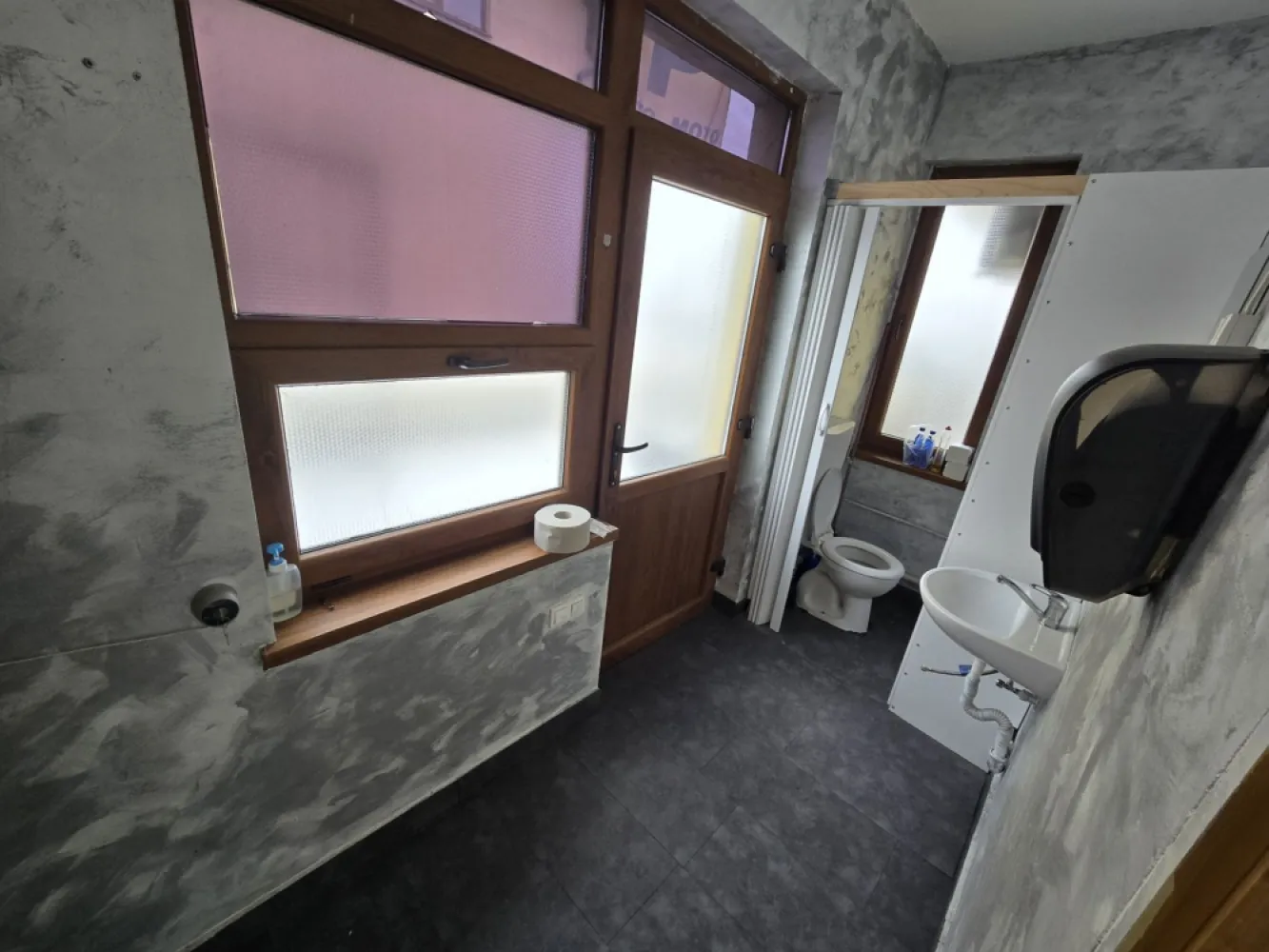 Spatiu comercial cu vitrină la strada si baie proprie - De Inchiriat spatiu comercial cu vitrina la strada,in zona Unirii, disponibil garaj 30 mp.cu elevator ,magazie 100 mp .
- supraveghere video

Spațiul se închiriază la prețul de 650 euro 
Contact 0774048706 Bogdan

-----------------------------------------------------------------------------------------------------------------------------------------
Comisionul perceput este de 50% din valoarea primei chirii.Și se percepe o singură dată!
Acest anunț nu corespunde cerințelor tale? Sună la numărul afișat în anunț și unul dintre agenții noștri te va ajuta cu alte oferte personalizate în funcție de cerințele tale.