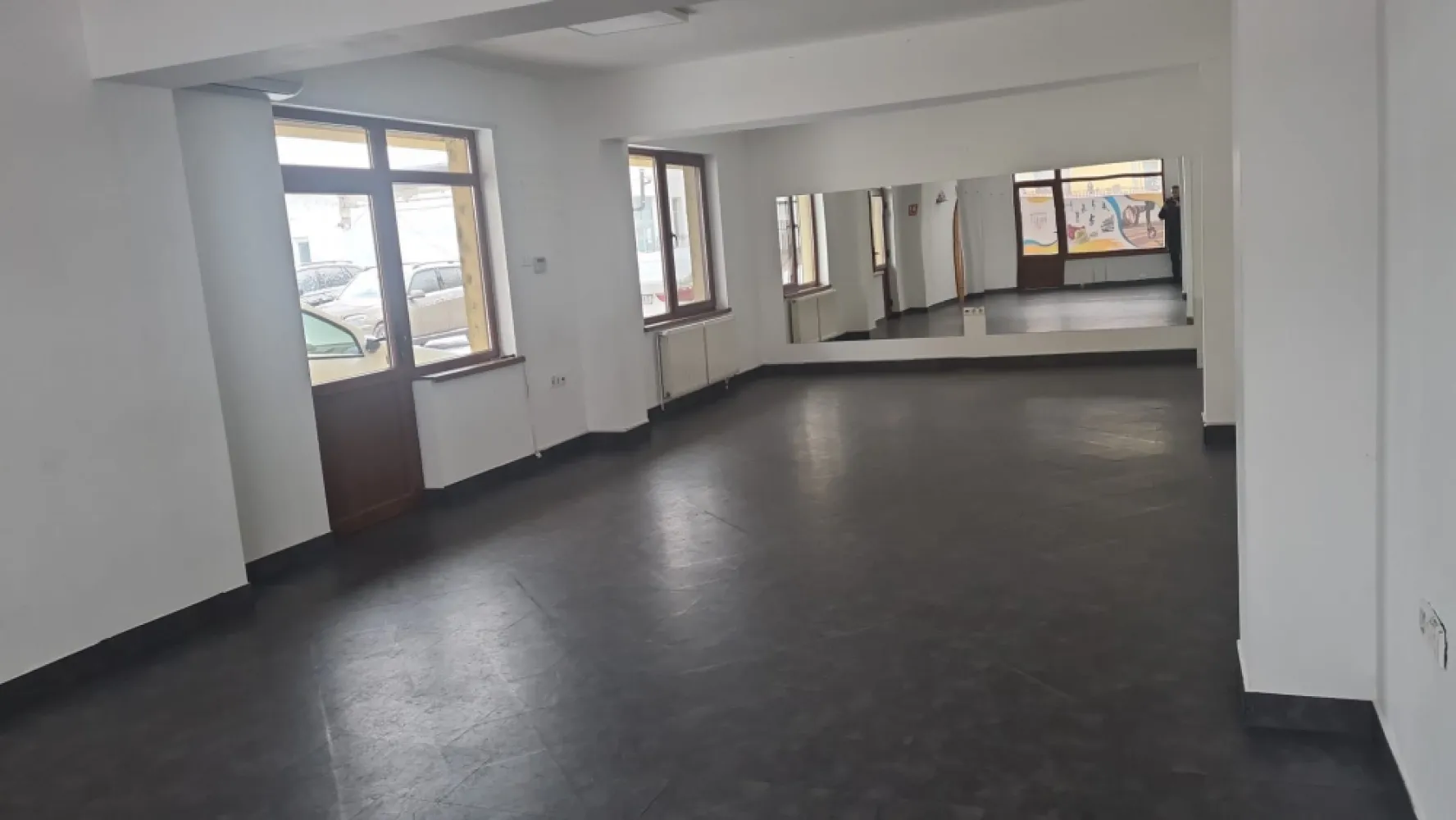 Spatiu comercial cu vitrină la strada si baie proprie - De Inchiriat spatiu comercial cu vitrina la strada,in zona Unirii, disponibil garaj 30 mp.cu elevator ,magazie 100 mp .
- supraveghere video

Spațiul se închiriază la prețul de 650 euro 
Contact 0774048706 Bogdan

-----------------------------------------------------------------------------------------------------------------------------------------
Comisionul perceput este de 50% din valoarea primei chirii.Și se percepe o singură dată!
Acest anunț nu corespunde cerințelor tale? Sună la numărul afișat în anunț și unul dintre agenții noștri te va ajuta cu alte oferte personalizate în funcție de cerințele tale.