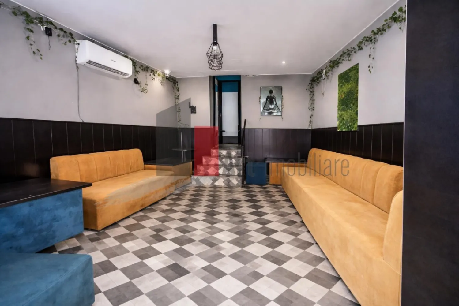 Spatiu comercial de inchiriat in zona Piata Matache/Gara de Nord/ Zona Buzesti - Spațiu comercial de închiriat – ideal pentru HoReCa, retail sau servicii

Vă propunem spre închiriere un spațiu comercial cu poziționare excelentă, amplasat într-o zonă intens circulată și cu un potențial comercial foarte bun. Proprietatea este potrivită pentru activități HoReCa, cafenea, wine bar, bistro, showroom, retail, servicii sau alte tipuri de business care necesită vizibilitate și acces facil.

Spațiul are o suprafață utilă de aproximativ 56 mp și beneficiază de o compartimentare eficientă, ce permite amenajarea flexibilă în funcție de necesitățile viitorului chiriaș.

În completarea spațiului principal, proprietatea dispune și de o încăpere situată la demisol, suficient de spațioasă pentru a fi utilizată ca depozitare, birou administrativ sau pentru orice altă activitate auxiliară necesară desfășurării businessului.

Caracteristici și avantaje:

Curent trifazic

Racord la gaz

Grup sanitar

Posibilitate de instalare hotă și burlan

Vitrină generoasă, cu vizibilitate foarte bună

Fațadă cu expunere excelentă către zona pietonală și traficul din împrejurimi

Acces facil printr-o cale de acces principală

Locuri de parcare disponibile în apropiere

Unul dintre marile avantaje ale acestei locații îl reprezintă dinamica zonei și fluxul constant de persoane. Primăria organizează frecvent evenimente și activități în piața din apropiere, iar în weekend strada devine zonă pietonală dedicată evenimentelor publice. Accesul auto rămâne permis pentru clienți și aprovizionare, ceea ce contribuie la o vizibilitate foarte bună și la un trafic pietonal ridicat.

Datorită amplasării și caracteristicilor sale, spațiul este ideal pentru dezvoltarea unei afaceri orientate către clienți și beneficiază de expunere excelentă într-o zonă activă și în continuă dezvoltare.

Pentru informații suplimentare și programarea unei vizionări, vă stăm la dispoziție.