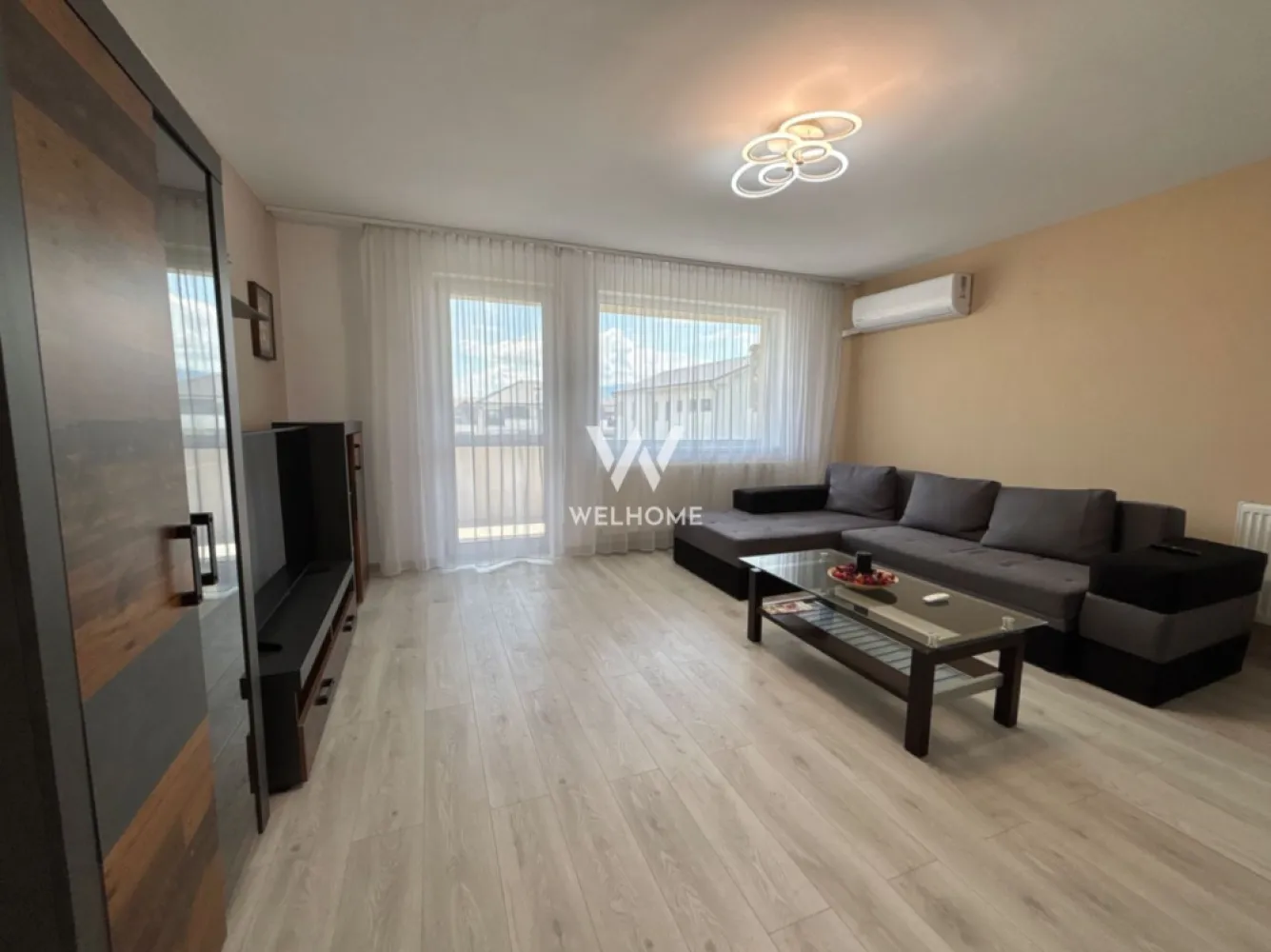 Apartament 3 camere cu BOXA, ETAJ 1 in Selimbar - Apartament 3 camere DECOMANDAT mobilat-utilat - zona Dracula, Selimbar

Suprafata utila: 82.4 mp + balcon 7.28 mp
 Apartamentul se afla la etajul 1 al unei vile cu regim de inaltime P + 2.
 Compartimentat astfel: hol acces cu dressing generos, living cu bucatarie open space (poti opta pentru inchiderea ei), 2 dormitoare, baie cu geam, balcon.
 Se vinde complet mobilat-utilat exact ca in imagini, dotat cu tot ce este nevoie: aer conditionat, TV, masina de spalat vase, masina de spalat rufe etc.
 Situat intr-o zona linistita cu acces cu acces facil la magazine, DN, mijloace de transport, scoala.
 Imobilul detine o boxa la parter de 3 mp si un loc de parcare inclus in pret.
 Se poate achizitiona atat cash, cat si prin credit ipotecar.

Pret: 147.000 Euro 
Telefon: 0747.639.802
