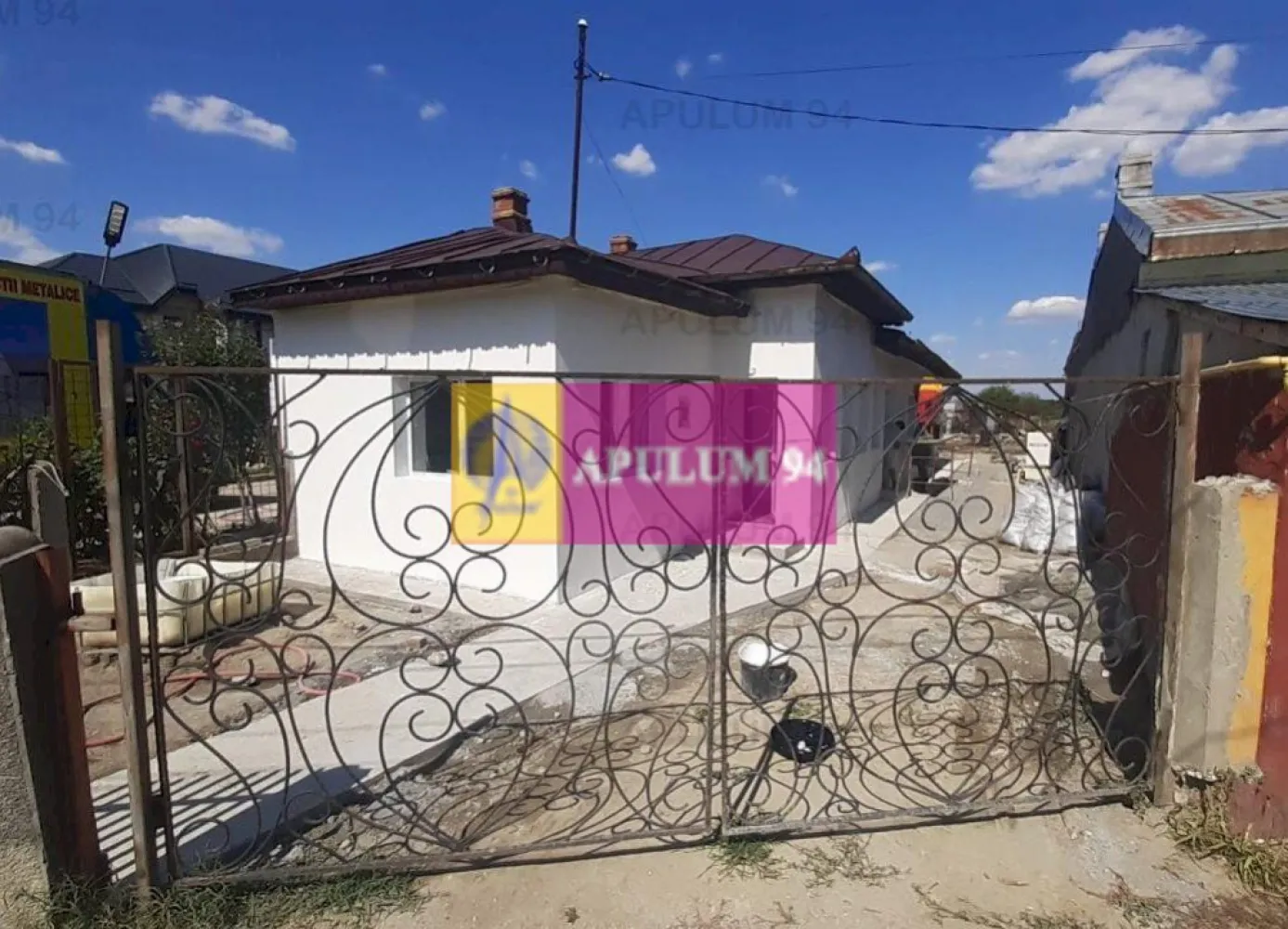 Casă aproape de București finisată parțial. - Vă propun spre cumpărare un frumos imobil situat la mică distanță de oraș care beneficiază de toate utilitățile și are în apropiere mijloace de transport, centre comerciale, școală și grădiniță și unde vă puteți bucura de un stil de viață sănătos.
Vă propun spre cumpărare o casă construită mai demult și renovată în 2025 ce este amplasată pe un teren de 500 de metrii pătrați. Casa are o configurație plăcută, este decomandată, cu accesul din holul de intrare care se continuă spre bucătăria situată spre grădină. Holul de intrare ne permite accesul spre cele două dormitoare, spre living, baie și bucătărie. Casa beneficiază și de o pivniță spațiosă, deasemenea jumătate din pod, jumătatea din spre grădină, este mansardabil, avem placă turnată și se poate obține e extindere dacă se va dori acest lucru, evident. Structura este din cărămidă plină. În momentul de față avem branșamente la curent electric, apă și canalizare, urmează și gaz. Proprietarul a instalat centrala termică și se va ocupa și de branșamentele interioare ale caloriferelor, instalația electrică este din cupru. Casa este amplasată spre strada principală a localității cu o cameră care este orientată spre intrare, spre stradă. Prima cameră este despărțită de cea de-a doua de un mic lobby ce poate fi folosit atât pentru socializare cât și pentru a se crea un dressing. Cele două camere care sunt mai aproape de intrarea dinspre stradă sunt călduroase cu suprafețe de aproximativ 10 mp fiecare. Accesul spre living se face din holul care străbate casa de la un capăt la celălalt. Sub living cu acces din hol este pivnița casei, în zona cu intrarea în pivniță avem grupul sanitar iar în capătul holului avem bucătăria care este practic aproape de grădina care se învecinează cu solarele vecinilor, localitatea Copăceni fiind cunoscută ca una de oameni gospodari cu experiență în cultivarea de legume, zarzavaturi și flori. În apropierea casei este și o stație de autobuz care merge la Metrou Eroii Revoluției.
 Accesul este facil, din Bucuresti, din cartierele Giurgiului- Progresul avem aproximativ 8 minute cu masina iar din Berceni, Sectorul 4 avem 12 minute. Pentru mai multe detalii și programarea de vizionări nu ezitați să mă contactați, Daniel, Apulum94. Facilităm și achiziționarea prin credit ipotecar prin intermediul partenerilor, agenția imobiliară percepe un comision de 3% din prețul de tranzacționare și la vizionare se semnează contract de prestări servicii.