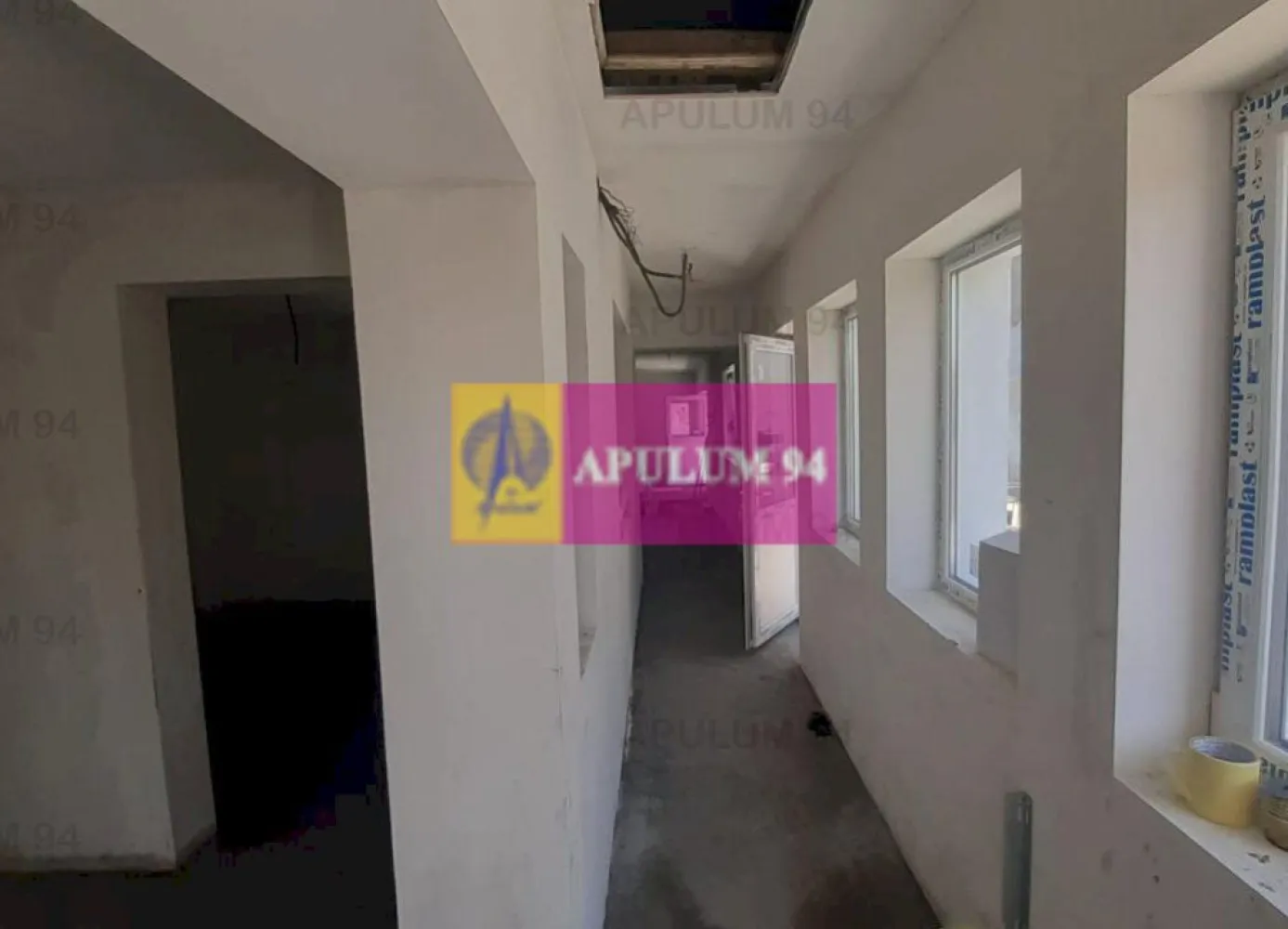 Casă aproape de București finisată parțial. - Vă propun spre cumpărare un frumos imobil situat la mică distanță de oraș care beneficiază de toate utilitățile și are în apropiere mijloace de transport, centre comerciale, școală și grădiniță și unde vă puteți bucura de un stil de viață sănătos.
Vă propun spre cumpărare o casă construită mai demult și renovată în 2025 ce este amplasată pe un teren de 500 de metrii pătrați. Casa are o configurație plăcută, este decomandată, cu accesul din holul de intrare care se continuă spre bucătăria situată spre grădină. Holul de intrare ne permite accesul spre cele două dormitoare, spre living, baie și bucătărie. Casa beneficiază și de o pivniță spațiosă, deasemenea jumătate din pod, jumătatea din spre grădină, este mansardabil, avem placă turnată și se poate obține e extindere dacă se va dori acest lucru, evident. Structura este din cărămidă plină. În momentul de față avem branșamente la curent electric, apă și canalizare, urmează și gaz. Proprietarul a instalat centrala termică și se va ocupa și de branșamentele interioare ale caloriferelor, instalația electrică este din cupru. Casa este amplasată spre strada principală a localității cu o cameră care este orientată spre intrare, spre stradă. Prima cameră este despărțită de cea de-a doua de un mic lobby ce poate fi folosit atât pentru socializare cât și pentru a se crea un dressing. Cele două camere care sunt mai aproape de intrarea dinspre stradă sunt călduroase cu suprafețe de aproximativ 10 mp fiecare. Accesul spre living se face din holul care străbate casa de la un capăt la celălalt. Sub living cu acces din hol este pivnița casei, în zona cu intrarea în pivniță avem grupul sanitar iar în capătul holului avem bucătăria care este practic aproape de grădina care se învecinează cu solarele vecinilor, localitatea Copăceni fiind cunoscută ca una de oameni gospodari cu experiență în cultivarea de legume, zarzavaturi și flori. În apropierea casei este și o stație de autobuz care merge la Metrou Eroii Revoluției.
 Accesul este facil, din Bucuresti, din cartierele Giurgiului- Progresul avem aproximativ 8 minute cu masina iar din Berceni, Sectorul 4 avem 12 minute. Pentru mai multe detalii și programarea de vizionări nu ezitați să mă contactați, Daniel, Apulum94. Facilităm și achiziționarea prin credit ipotecar prin intermediul partenerilor, agenția imobiliară percepe un comision de 3% din prețul de tranzacționare și la vizionare se semnează contract de prestări servicii.