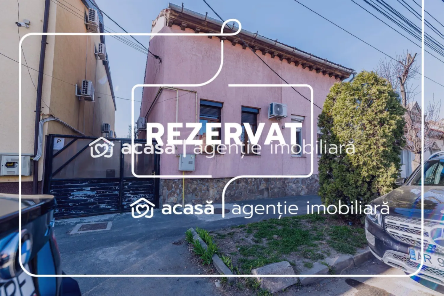 PROPIETATE REZERVATA -Apartament 2 camere in Parneava - 🏡 Dacă ai căuta un apartament bine poziționat în Arad… acesta ar putea fi exact ce îți dorești.

Cauți o locuință practică, într-o zonă unde totul este aproape? Imaginează-ți cum ar fi să locuiești în Pârneava, cu acces rapid spre centru, magazine, transport și toate facilitățile orașului.

Acest apartament cu 2 camere decomandate, situat la parterul unei case din cărămidă, îți oferă exact acel echilibru între liniște, spațiu și confort. Cu 48 mp utili (74 mp total) și o compartimentare practică, este genul de locuință în care te vezi locuind încă de la prima vizionare.

✨ Ce îl face special:
• Bucătărie închisă, complet mobilată – locul perfect pentru dimineți liniștite
• Baie cu geam pentru lumină naturală
• Apartament renovat în 2016
• Se vinde mobilat complet – practic poți imagina deja cum îți aduci doar lucrurile personale
• Centrală proprie + opțiune centrală pe lemne
• Aer condiționat
• Ferestre din aluminiu cu rulouri PVC
• Parchet laminat și gresie

În plus, ai boxă la subsol, debara, curte comună și loc de parcare, detalii care fac viața de zi cu zi mai simplă.

📍 Locația este unul dintre marile avantaje: apartamentul este situat vizavi de benzinăria Socar și Poliția Rutieră, cu acces rapid către centru și principalele puncte de interes din Arad

🆔 ID proprietate: CP2956412
📞 Pentru detalii și programarea unei vizionări:
Mihai Bica 0742543526

Nu dispui de toată suma? Te ajutăm noi gratuit! Îți obținem oferte de la 16 bănci.
Ai o proprietate de vânzare în Arad și vrei să știi cât valorează cu adevărat?

Birou: ACASĂ | Agenție imobiliară Arad
Adresă: Bulevardul Decebal 2, Arad 310133
