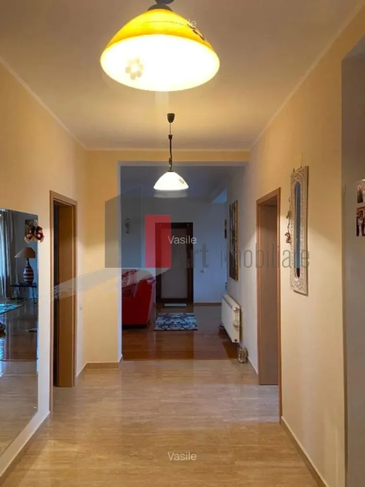 Vila Pantelimon - Padure - Va propunem spre vanzare o vila P+1+Pod in orasul Pantelimon intr-un cartier privat langa padure, vis-a-vis de Centrul De Geriatrie Sfantul Sava, la doar 5 km. de intrarea in Bucuresti. Mijloace de transport RATB - R548 si R542 
 Vila a fost construita in 2014; La parter se afla holul de intrare, un grup sanitar, living, bucatarie foarte spatioasa larg deschisa, spatiu special destinat centralei termice si intrarea in garaj; Etajul 1 este compus din 3 dormitoare, dintre care unul cu propria baie si dressing, doua balcoane, hol si o alta baie. O terasa deschisa foarte spatioasa cu o alta iesire din casa.
 Strada betonata cu intrare din DN3 la 100m, iar in cealalta parte intra in padure la 50 m.
 Suprafata totala teren 450 m.p. plus casa 247 m.p. Posibilitate cumparare separat a altui teren vecin cu spatele curtii.
 Materiale Premium - gresie, faianta, parchet, usi, termopane, instalatii sanitare, instalatii electrice, tevi, calorifere, centrala termica toate produse in Germania.
 Pivnita - 15 m.p.; fantana la 74 m adancime; canalizare ( statie de epurare ), gaze, curent electric.
 Va asteptam la vizionare!