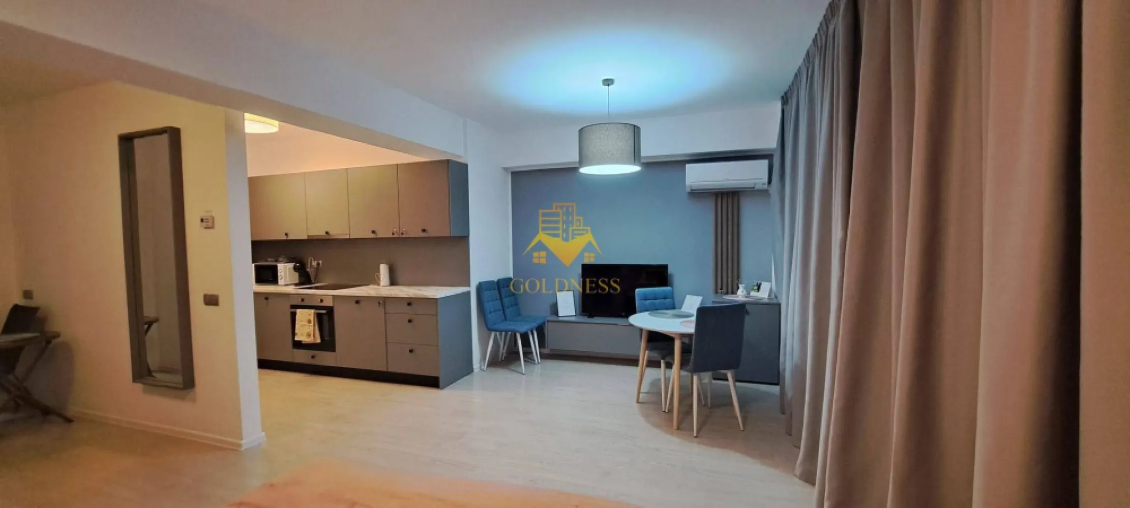 1 camera, bloc nou, Manastur,West City,Calea Floresti, West City - GOLDNESS Imobiliare vă propune spre închiriere un apartament cu o camera complet mobilata și utilata, la etajul 4 într-un imobil de 24 etaje, în Cartierul Manastur. 
Apartamentul este compartimentat astfel:
- living cu bucatarie open-space complet utilată, loc de servit masa, pat matrimonial
- baie cu walk-in, calorifer port prosop inox și dulap pentru depozitare.
- balcon de 5 mp.

Imobilul este dotat cu toate cele necesare- centrală proprie, mașină de spălat haine, frigider, plită electrică, hotă, aer conditionat, etc.
Se află în apropierea stațiilor de transport în comun, magazine, restaurante, spații verzi, farmacii, etc.
Se poate inchiria parcare subterana cu 50E.

Dacă sunteți interesați de acest apartament și doriți să îl vizionați, dar și pentru alte oferte sau detalii nu ezitați să ne contactați telefonic sau prin e-mail - goldnessimobiliare@gmail.com. Vă stăm la dispoziție!
Pentru intermediere se percepe un comision de 50% din prețul chiriei!