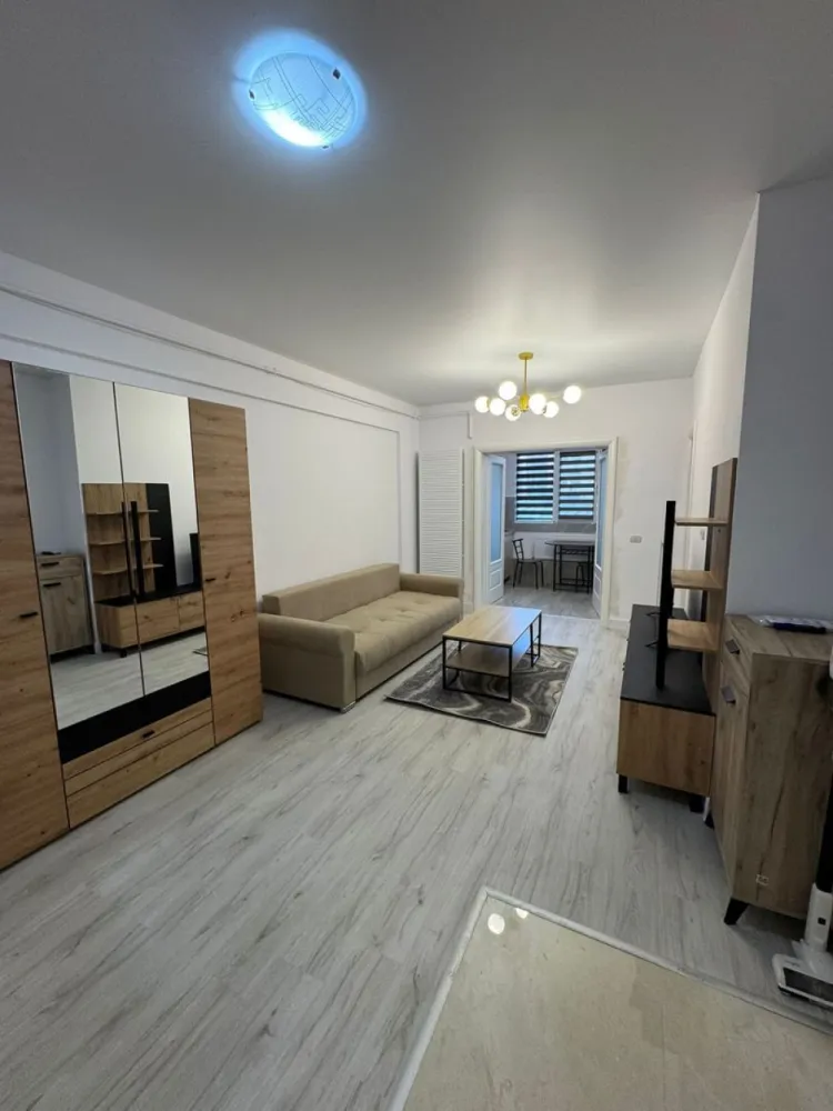 Apartament 2 camere LUX - Militari Residence - Agentie imobiliara - comision 50%

Vă propunem spre închiriere un apartament cu 2 camere, situat în Militari Residence ideal pentru cei care își doresc confort și acces rapid la facilități.

*Detalii proprietate:*

* Apartament 2 camere
* Complet mobilat și utilat, gata de mutare imediată
* Spații bine compartimentate, oferind confort și funcționalitate
* Bucătărie echipată cu electrocasnice necesare
* Ideal pentru cupluri sau persoane singure

*Avantaje locație:*

* Acces rapid la supermarketuri, restaurante și alte puncte de interes
* Aproape de mijloace de transport în comun
* Zonă liniștită, cu acces facil către București

*Condiții închiriere:*

* Se închiriază prin intermediul agenției imobiliare
* Comision: 50% din valoarea unei luni de chirie

Apartamentul este pregătit pentru noii chiriași și oferă un echilibru foarte bun între confort, locație și accesibilitate.

Pentru mai multe detalii sau programarea unei vizionări, vă stăm la dispoziție.