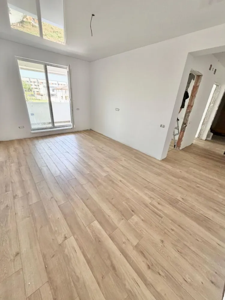 Apartament cu 2 camere iunie 2026 zona Militari Residence - **TVA inclus**

**COMISION 0%**

Descoperă un apartament modern cu 2 camere situat în Militari Residence, ideal pentru cei care își doresc confort, accesibilitate și un stil de viață relaxat.

Locuința este amplasată într-o zonă foarte bine dezvoltată, cu acces rapid către magazine, restaurante, supermarketuri, școli și mijloace de transport în comun.

Apartamentul impresionează prin:
• compartimentare practică și spații luminoase
• finisaje moderne și atent realizate
• balcon privat
• atmosferă confortabilă, potrivită atât pentru locuit, cât și pentru investiție

În plus, există posibilitatea achiziționării unui loc de parcare privat.

O alegere excelentă pentru cei care caută un apartament bine poziționat, într-un cartier aflat în continuă dezvoltare.