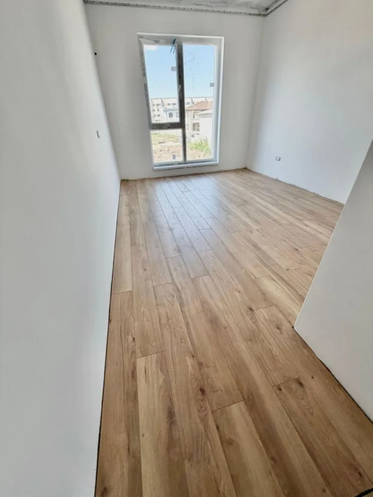 Apartament cu 2 camere iunie 2026 zona Militari Residence - **TVA inclus**

**COMISION 0%**

Descoperă un apartament modern cu 2 camere situat în Militari Residence, ideal pentru cei care își doresc confort, accesibilitate și un stil de viață relaxat.

Locuința este amplasată într-o zonă foarte bine dezvoltată, cu acces rapid către magazine, restaurante, supermarketuri, școli și mijloace de transport în comun.

Apartamentul impresionează prin:
• compartimentare practică și spații luminoase
• finisaje moderne și atent realizate
• balcon privat
• atmosferă confortabilă, potrivită atât pentru locuit, cât și pentru investiție

În plus, există posibilitatea achiziționării unui loc de parcare privat.

O alegere excelentă pentru cei care caută un apartament bine poziționat, într-un cartier aflat în continuă dezvoltare.