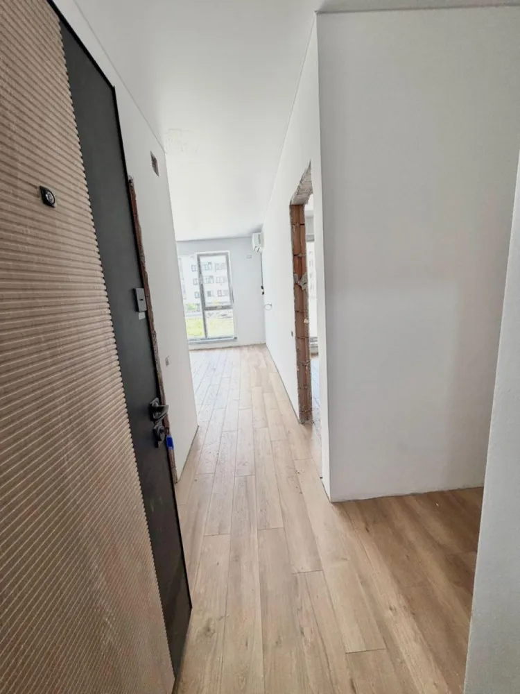 Garsoniera cartier Militari Residence - finalizare iunie 2026 - TVA INCLUS !!

COMISION 0%

Vă prezentăm o garsonieră deosebită, situată în cartierul Militari Residence, într-un bloc modern cu regim de înălțime P+5, poziționat strategic pentru a vă oferi confort și accesibilitate.

Detalii proprietate:

- Tip: Garsonieră
- Etaj: Intermediar
- Finalizare iunie 2026
- Locație: Militari Residence

Avantaje:

- Bloc nou, construit cu materiale de calitate, garantând un standard ridicat de confort.
- Poziție excelentă, în imediata apropiere a mijloacelor de transport în comun, pentru o deplasare facilă către orice zonă a orașului.
- Acces rapid la instituții educaționale (școli publice), centre comerciale, supermarketuri și mall-uri.
- Zonă liniștită, ideală pentru locuit sau investiție.

Acum este momentul să achiziționați locuința visurilor dumneavoastră!

Contactați-ne pentru mai multe detalii și programarea unei vizionări.