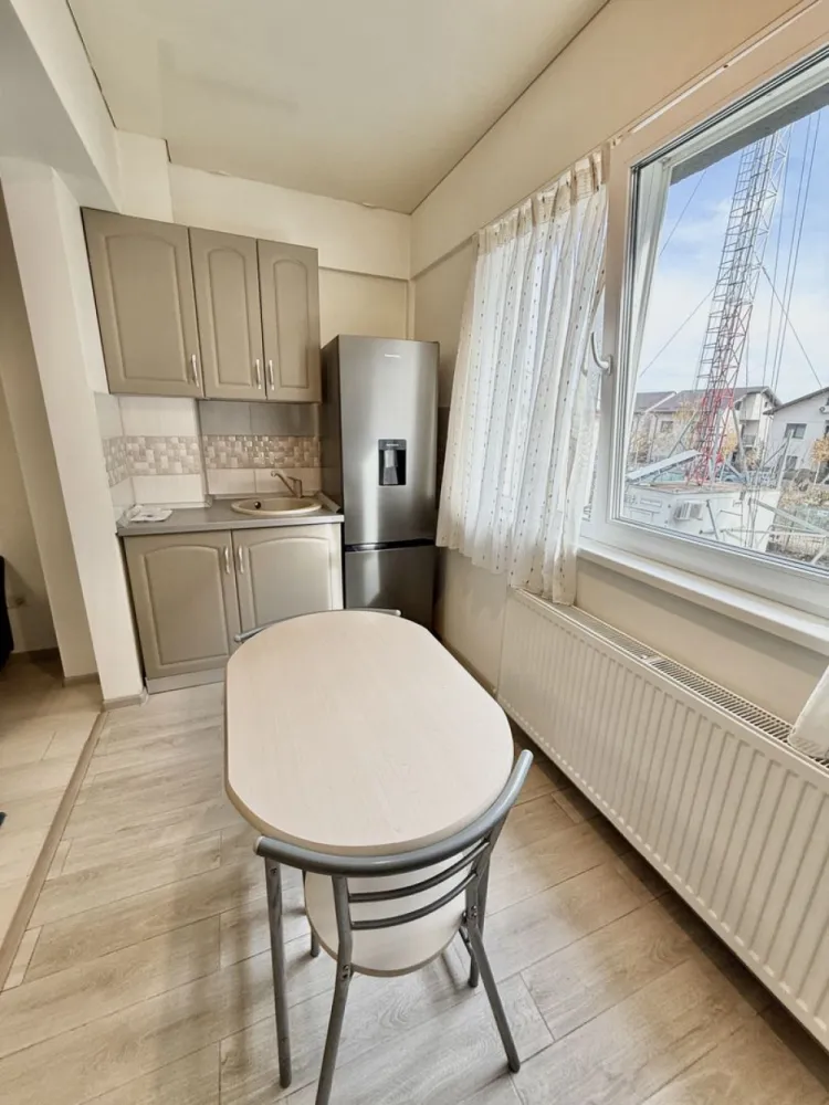 Garsoniera decomandata - Militari Pollux Residence - AGENTIE IMOBILIARA - COMISION 50%

Garsonieră de închiriat în Militari Residence – Pollux Residence

Vă propunem spre închiriere o garsonieră situată în cartierul Militari Residence, o zonă în continuă dezvoltare, apreciată pentru accesibilitate și facilități.

Locuința este ideală pentru o persoană sau un cuplu, oferind un spațiu bine compartimentat, luminos și confortabil. Garsoniera dispune de toate utilitățile necesare pentru un trai modern, fiind pregătită pentru mutare imediată.

În apropiere regăsiți magazine, supermarketuri, restaurante, farmacii, dar și acces facil către mijloacele de transport în comun, ceea ce face deplasarea rapidă către orice zonă a orașului.

Închirierea se realizează prin intermediul unei agenții imobiliare, iar la semnarea contractului se percepe un comision de 50% din valoarea primei chirii.

Pentru mai multe detalii și programarea unei vizionări, nu ezitați să ne contactați.