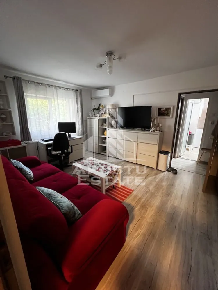 Apartament 2 camere de vanzare, parter, zona Buziasului, Timisoara - Agentia imobiliara APOSTU ESTATE va propune spre vanzare un apartament cu 2 camere, mobilat si utilat, semidecomandat, localizat in judetul Timis, Timisoara, zona Buziasului.
Apartamentul este situat la parter, intr-un bloc anvelopat termic si are o suprafata de 55 mp.
Compartimentare:
- Hol de acces
- Bucatarie utilata
- Living spatios
- Dormitor
- Baie cu geam
Confortul termic este realizat prin intermediul centralei proprii pe gaz si a aparatului de aer conditionat
Zona foarte linistita cu numeroase facilitati si puncte de interes precum: acces rapid si usor la mijloacele de transport in comun, parcare amenajata langa bloc, magazine si supermarket-uri in apropiere, farmacii, institutii de invatamant, restaurante, baruri, cafenele si multe altele.
Agentia imobiliara Apostu Estate va ofera consultanta bancara gratuita prin intermediul colaboratorilor nostri pentru alegerea celui mai potrivit tip de credit, astfel incat tu sa devi noul proprietar al acestui apartament.
Va asteptam cu drag la o vizionare chiar si astazi!
ID intern: .