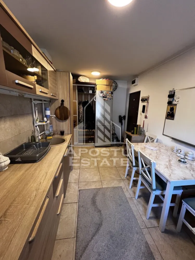 Apartament 2 camere de vanzare, parter, zona Buziasului, Timisoara - Agentia imobiliara APOSTU ESTATE va propune spre vanzare un apartament cu 2 camere, mobilat si utilat, semidecomandat, localizat in judetul Timis, Timisoara, zona Buziasului.
Apartamentul este situat la parter, intr-un bloc anvelopat termic si are o suprafata de 55 mp.
Compartimentare:
- Hol de acces
- Bucatarie utilata
- Living spatios
- Dormitor
- Baie cu geam
Confortul termic este realizat prin intermediul centralei proprii pe gaz si a aparatului de aer conditionat
Zona foarte linistita cu numeroase facilitati si puncte de interes precum: acces rapid si usor la mijloacele de transport in comun, parcare amenajata langa bloc, magazine si supermarket-uri in apropiere, farmacii, institutii de invatamant, restaurante, baruri, cafenele si multe altele.
Agentia imobiliara Apostu Estate va ofera consultanta bancara gratuita prin intermediul colaboratorilor nostri pentru alegerea celui mai potrivit tip de credit, astfel incat tu sa devi noul proprietar al acestui apartament.
Va asteptam cu drag la o vizionare chiar si astazi!
ID intern: .