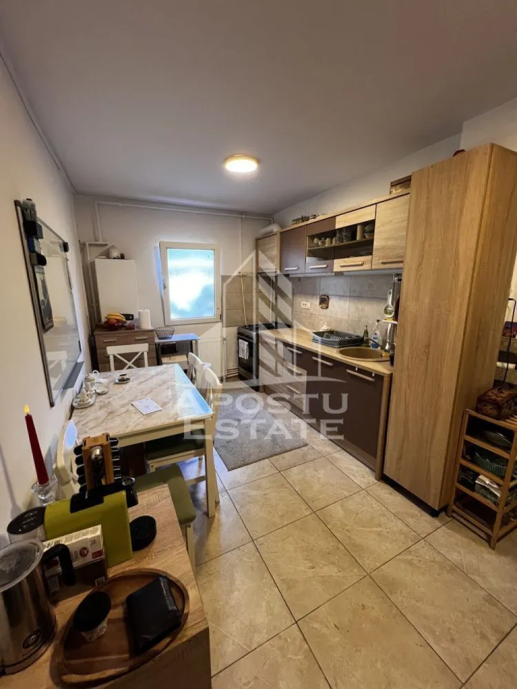 Apartament 2 camere de vanzare, parter, zona Buziasului, Timisoara - Agentia imobiliara APOSTU ESTATE va propune spre vanzare un apartament cu 2 camere, mobilat si utilat, semidecomandat, localizat in judetul Timis, Timisoara, zona Buziasului.
Apartamentul este situat la parter, intr-un bloc anvelopat termic si are o suprafata de 55 mp.
Compartimentare:
- Hol de acces
- Bucatarie utilata
- Living spatios
- Dormitor
- Baie cu geam
Confortul termic este realizat prin intermediul centralei proprii pe gaz si a aparatului de aer conditionat
Zona foarte linistita cu numeroase facilitati si puncte de interes precum: acces rapid si usor la mijloacele de transport in comun, parcare amenajata langa bloc, magazine si supermarket-uri in apropiere, farmacii, institutii de invatamant, restaurante, baruri, cafenele si multe altele.
Agentia imobiliara Apostu Estate va ofera consultanta bancara gratuita prin intermediul colaboratorilor nostri pentru alegerea celui mai potrivit tip de credit, astfel incat tu sa devi noul proprietar al acestui apartament.
Va asteptam cu drag la o vizionare chiar si astazi!
ID intern: .