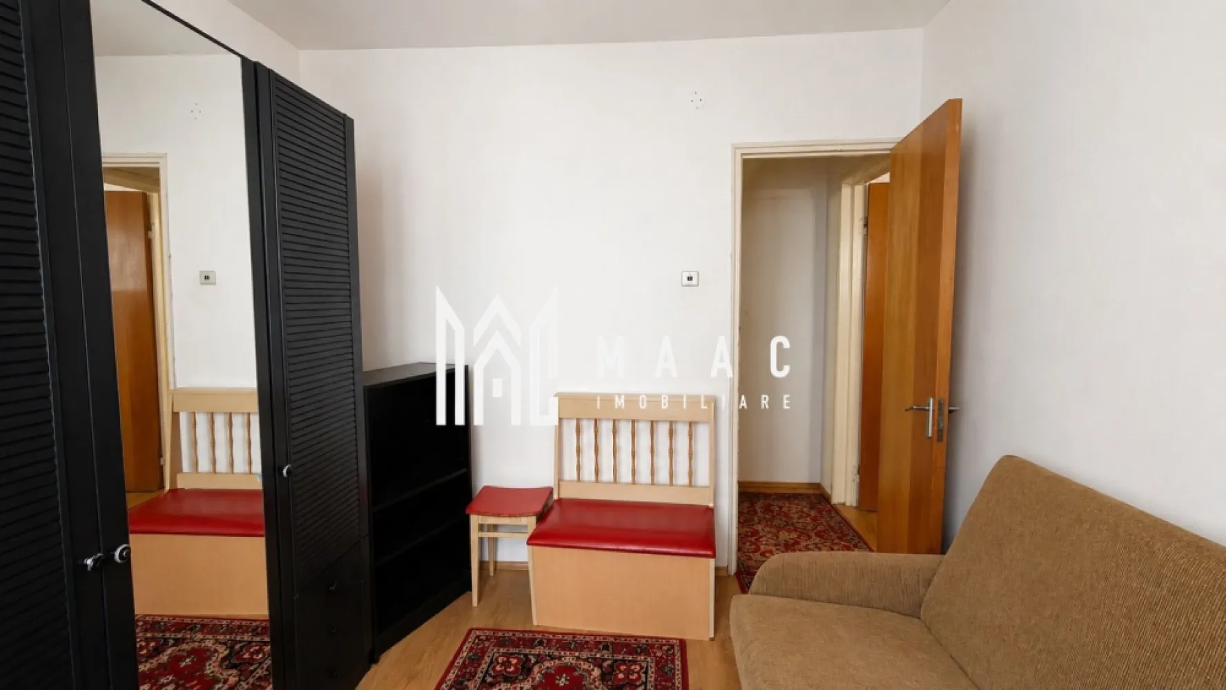 Apartament 2 camere de vânzare Sibiu | Mihai Viteazul | 40 mp, balcon - Apartament cu 2 camere semidecomandate de vânzare în zona Mihai Viteazul din Sibiu, cu 40 mp utili, situat la etajul 3 al unui imobil cu 4 niveluri, potrivit pentru amenajare după propriul stil.

Detalii proprietate:
• Suprafață utilă: 40 mp
• Suprafață construită: 50 mp
• Compartimentare: 2 camere semidecomandate
• Etaj 3 din 4
• Balcon
• Confort 2
• An construcție: 1989
• Stare interioară: necesită renovare
• Stadiu construcție: finalizată
• Locuința beneficiază de pivniță
• Disponibil imediat

Zona Mihai Viteazul oferă acces rapid către școli, grădinițe, centre comerciale, piețe, farmacii, magazine și mijloace de transport în comun. Proprietatea este amplasată într-o zonă cunoscută pentru accesibilitate și proximitatea față de facilitățile urbane.

Cod anunț CP3174111. Contactați-ne pentru detalii suplimentare și pentru programarea unei vizionări.

Conținut optimizat cu AI, aprobat de agent uman.