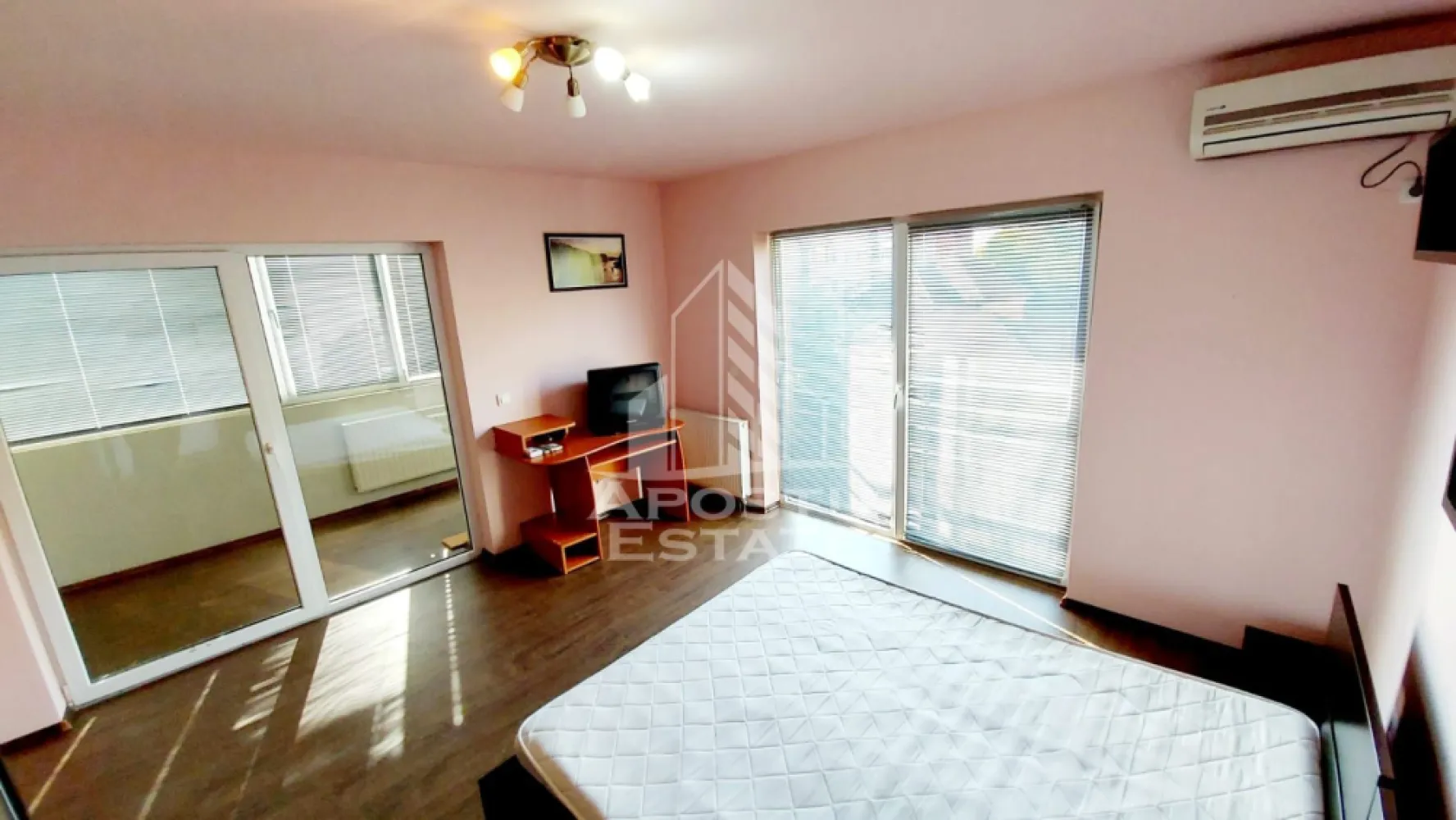 Apartament o camera de închiriat, centrala,parcare,Olimpia, Timișoara - Agenția Imobiliară APOSTU ESTATE va prezinta un apartament cu o camera disponibil pentru inchiriere in zona Stadion. Cu o suprafata utila de 35 mp, acest apartament este o oaza de confort si lumina, ideal pentru cei care cauta un spatiu modern si functional.
Compartimentarea apartamentului este urmatoarea:
- Hol de acces, oferindu-va un bun flux de circulatie in interiorul apartamentului
- Bucataria este dotata cu un loc de luat masa, ideal pentru micul dejun sau cinele in doi
- Camera principala este spatioasa si luminoasa, echipata cu un pat matrimonial pentru odihna si relaxare maxima
-Baia este prevazuta cu cada si geam

Pentru confortul termic optim, apartamentul dispune de centrala proprie si aer conditionat.

Apartamentul este situat intr-un complex care ofera acces si la o sala de fitness privata, unde va puteti mentine activi si sanatosi.

De asemenea, beneficiati de un loc de parcare dedicat, cu bariera, pentru a va asigura siguranta si comoditatea.

In apropierea complexului, veti gasi diverse facilitati, printre care:
- Market
- Profi
- Acces facil la mijloacele de transport in comun
Apartamentul este complet mobilat si utilat, fiind gata sa va primeasca ca nou loc de camin.
Va invitam sa programati o vizionare pentru a descoperi toate avantajele acestui apartament si pentru a va imagina viitorul aici.

ID intern: CP2685908!