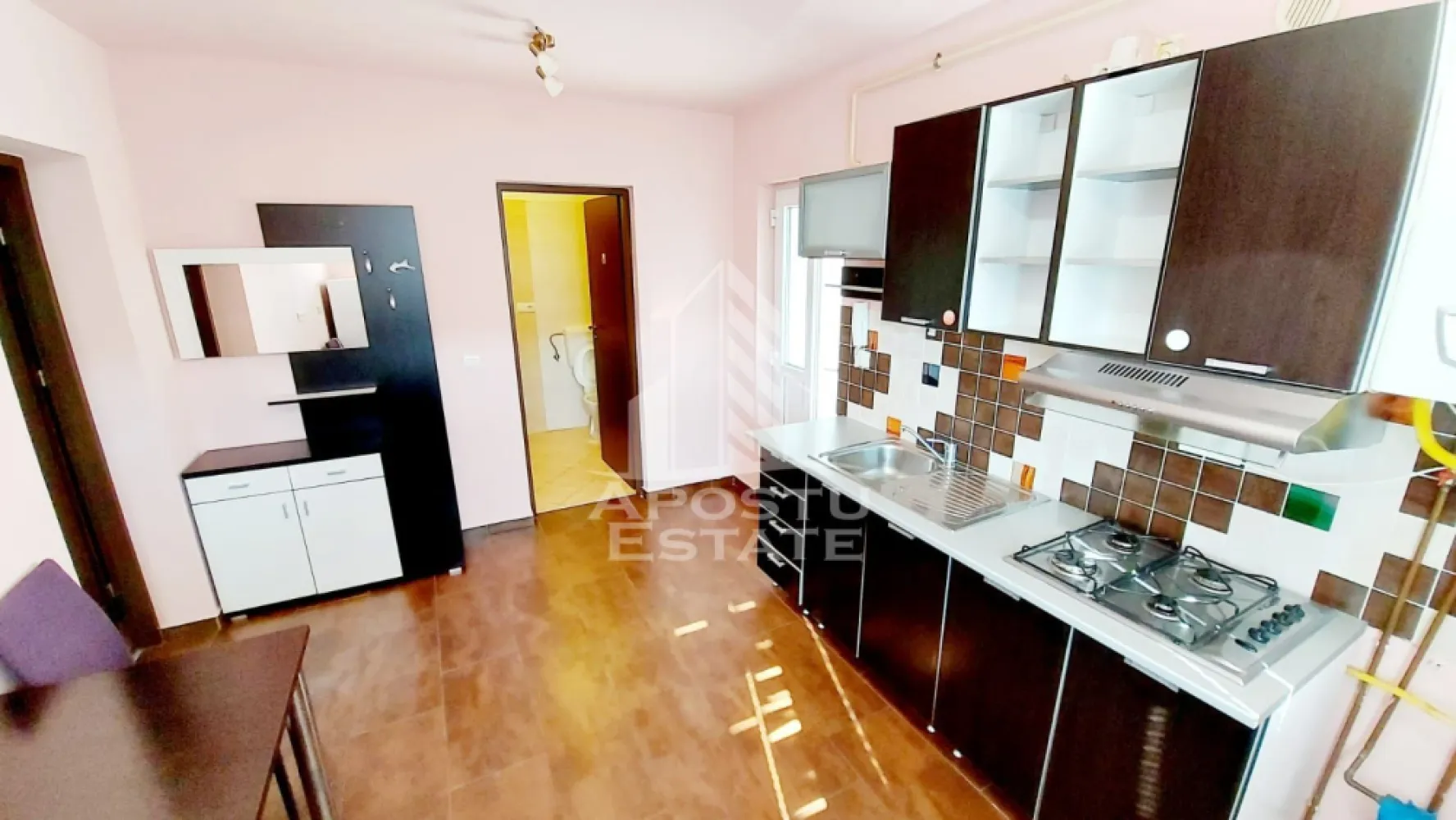 Apartament o camera de închiriat, centrala,parcare,Olimpia, Timișoara - Agenția Imobiliară APOSTU ESTATE va prezinta un apartament cu o camera disponibil pentru inchiriere in zona Stadion. Cu o suprafata utila de 35 mp, acest apartament este o oaza de confort si lumina, ideal pentru cei care cauta un spatiu modern si functional.
Compartimentarea apartamentului este urmatoarea:
- Hol de acces, oferindu-va un bun flux de circulatie in interiorul apartamentului
- Bucataria este dotata cu un loc de luat masa, ideal pentru micul dejun sau cinele in doi
- Camera principala este spatioasa si luminoasa, echipata cu un pat matrimonial pentru odihna si relaxare maxima
-Baia este prevazuta cu cada si geam

Pentru confortul termic optim, apartamentul dispune de centrala proprie si aer conditionat.

Apartamentul este situat intr-un complex care ofera acces si la o sala de fitness privata, unde va puteti mentine activi si sanatosi.

De asemenea, beneficiati de un loc de parcare dedicat, cu bariera, pentru a va asigura siguranta si comoditatea.

In apropierea complexului, veti gasi diverse facilitati, printre care:
- Market
- Profi
- Acces facil la mijloacele de transport in comun
Apartamentul este complet mobilat si utilat, fiind gata sa va primeasca ca nou loc de camin.
Va invitam sa programati o vizionare pentru a descoperi toate avantajele acestui apartament si pentru a va imagina viitorul aici.

ID intern: CP2685908!