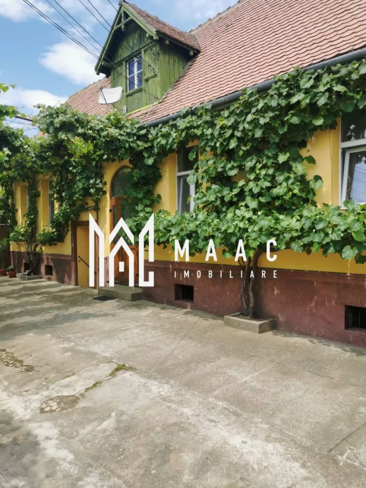 Casa 3 camere I 200 MPU Curte I Cristian - MAAC Imobiliare vă propune spre vânzare o proprietate cu potențial, compusă din casă principală și construcție secundară, ideală pentru locuit sau investiție.

Proprietatea este amplasată într-o zonă liniștită și oferă posibilitatea utilizării separate a celor două imobile, fiind potrivită pentru o familie extinsă, activități independente sau pentru obținerea unui venit suplimentar din închiriere.

Casa principală este compartimentată astfel:

2 camere;
Hol;
Bucătărie;
Baie;
Cămară.

La subsol se află o pivniță generoasă, ideală pentru depozitare.

Construcția secundară dispune de:

1 cameră;
Bucătărie;
Baie.

Pentru informații suplimentare sau pentru programarea unei vizionări, contactați-ne și menționați codul de identificare al proprietății ID: CP3171925 .
