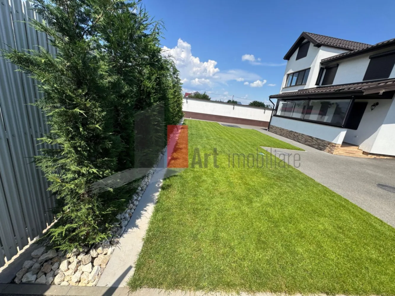 Vanzare Vila 1 Decembrie - Adunatii Copaceni - Vă propunem spre vanzare o vilă premium de 330 mp utili, construită în 2023 și poziționată într-un mini-complex exclusivist, cu acces controlat și vecini atent selecționați. Este locul ideal pentru cei care caută liniște, siguranță și un stil de viață confortabil, într-o comunitate bine structurată.

Proprietatea se remarcă prin arhitectura modernă, spațiile generoase și finisajele atent alese, fiind potrivită atât ca locuință de familie, cât și ca investiție solidă pe termen lung.

Localizare : Strada Troitei Nr.1 - Adunatii Copaceni ( langa rond 1 decembrie )
Acces excelent către București și toate facilitățile zonei: magazine la câteva minute distanță, stații de maxi-taxi și transport local, ceea ce face deplasările extrem de comode.

*O casă creată pentru spațiu, familie și armonie.*
Cei 330 mp utili sunt organizați inteligent pentru a oferi confort real fiecărui membru al familiei: un living amplu și luminos, cu ferestre mari; 4 dormitoare bine proporționate, dintre care unul la parter; 2 băi moderne; dressing dedicat; un subsol practic; și o mansardă impresionantă ca dimensiune, perfectă pentru home cinema, sală de fitness, birou sau spațiu de joacă.

Construcția este solidă, realizată pe trei plăci de beton și tencuită integral atât la interior, cât și la exterior. Ferestrele tripan, rulourile aplicate pe fiecare geam, centrala pe gaz, caloriferele de calitate și cele 8 unități de aer condiționat asigură confort optim în orice anotimp.

*Detaliile care diferențiază această proprietate:*

* Puț forat la 35 m, cu stație de filtrare și dedurizare
* Fosă septică cu drenaj performant
* Garaj închis pentru 1–2 mașini + spații suplimentare de depozitare
* Se vinde parțial mobilată, exact ca în fotografii
* Curte amenajată cu gazon matur și sistem de aspersoare
* Gard betonat integral și porți automatizate
* Acces facil pe stradă asfaltată

*Un complex select, cu atmosferă de comunitate premium.*
Zona oferă liniște, intimitate și trafic redus, iar dezvoltarea controlată menține valoarea proprietăților în timp. Este mediul ideal pentru cei care vor să locuiască într-o comunitate selectă, bine întreținută și sigură.

*Atmosferă caldă, structură solidă și o poziție excelentă față de oraș.*
Este genul de casă în care intri și simți imediat ordine, confort și un echilibru plăcut între design modern și funcționalitate. O alegere potrivită pentru familiile care își doresc spațiu, calitate și acces rapid către București, fără a sacrifica liniștea.

O proprietate complet finalizată, rară în piață, gândită pentru viitor și poziționată într-un mediu select.