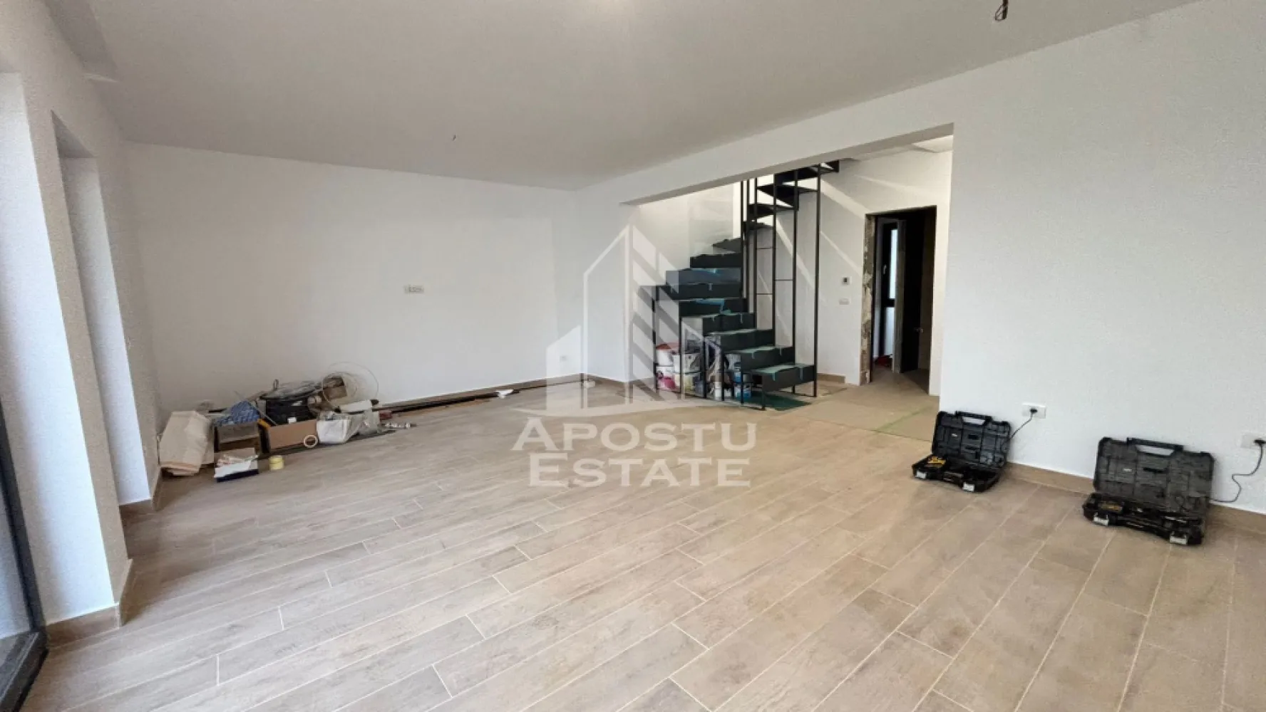 Casa individuala de vanzare in zona Buziasului, Timisoara - Agentia imobiliara APOSTU ESTATE va propune spre vanzare o casă individuală modernă, situată în zona Calea Buziașului, ideală pentru cei care își doresc confort, funcționalitate și o construcție nouă, realizată cu materiale de calitate.

Caracteristici generale:
 • Teren: 190 mp
 • Suprafață utilă casă: 110 mp
 • Casă nouă, complet izolată exterior (10 cm) și sub planșeu (25 cm)
 • Curte amenajată cu sistem de aspersoare
 • Carport acoperit și acces facil pe întreaga curte

Compartimentare:

Parter:
 • Living spațios cu bucătărie open space
 • Iesire pe terasă
 • Baie modernă
 • Încălzire în pardoseală cu termostat pe zone
 • Aer condiționat 12.000 BTU
 • Poartă electrică și videointerfon

Etaj:
 • 3 dormitoare
 • Dormitor matrimonial cu baie proprie
 • Baie suplimentară pe hol
 • Terasă generoasă accesibilă

Dotări suplimentare:
 • Încălzire în pardoseală în toată casa, cu termostat în fiecare cameră
 • Se predă la cheie, complet finisată
 • Curte amenajată și carport acoperit

Această proprietate reprezintă soluția perfectă pentru cei care caută o casă modernă, eficientă energetic și bine compartimentată, într-o zonă dezvoltată și accesibilă.

Pentru detalii suplimentare și programarea unei vizionări, vă stăm cu drag la dispoziție!

Agentia imobiliara Apostu Estate oferă consultanță bancară gratuită prin colaboratorii săi pentru alegerea celui mai potrivit tip de credit, astfel încât să deveniți noul proprietar al acestei case.
CP2826120