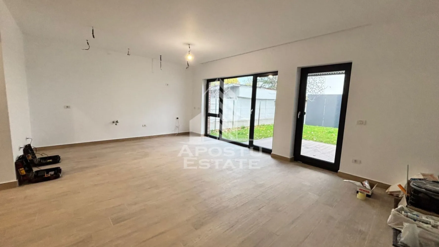 Casa individuala de vanzare in zona Buziasului, Timisoara - Agentia imobiliara APOSTU ESTATE va propune spre vanzare o casă individuală modernă, situată în zona Calea Buziașului, ideală pentru cei care își doresc confort, funcționalitate și o construcție nouă, realizată cu materiale de calitate.

Caracteristici generale:
 • Teren: 190 mp
 • Suprafață utilă casă: 110 mp
 • Casă nouă, complet izolată exterior (10 cm) și sub planșeu (25 cm)
 • Curte amenajată cu sistem de aspersoare
 • Carport acoperit și acces facil pe întreaga curte

Compartimentare:

Parter:
 • Living spațios cu bucătărie open space
 • Iesire pe terasă
 • Baie modernă
 • Încălzire în pardoseală cu termostat pe zone
 • Aer condiționat 12.000 BTU
 • Poartă electrică și videointerfon

Etaj:
 • 3 dormitoare
 • Dormitor matrimonial cu baie proprie
 • Baie suplimentară pe hol
 • Terasă generoasă accesibilă

Dotări suplimentare:
 • Încălzire în pardoseală în toată casa, cu termostat în fiecare cameră
 • Se predă la cheie, complet finisată
 • Curte amenajată și carport acoperit

Această proprietate reprezintă soluția perfectă pentru cei care caută o casă modernă, eficientă energetic și bine compartimentată, într-o zonă dezvoltată și accesibilă.

Pentru detalii suplimentare și programarea unei vizionări, vă stăm cu drag la dispoziție!

Agentia imobiliara Apostu Estate oferă consultanță bancară gratuită prin colaboratorii săi pentru alegerea celui mai potrivit tip de credit, astfel încât să deveniți noul proprietar al acestei case.
CP2826120