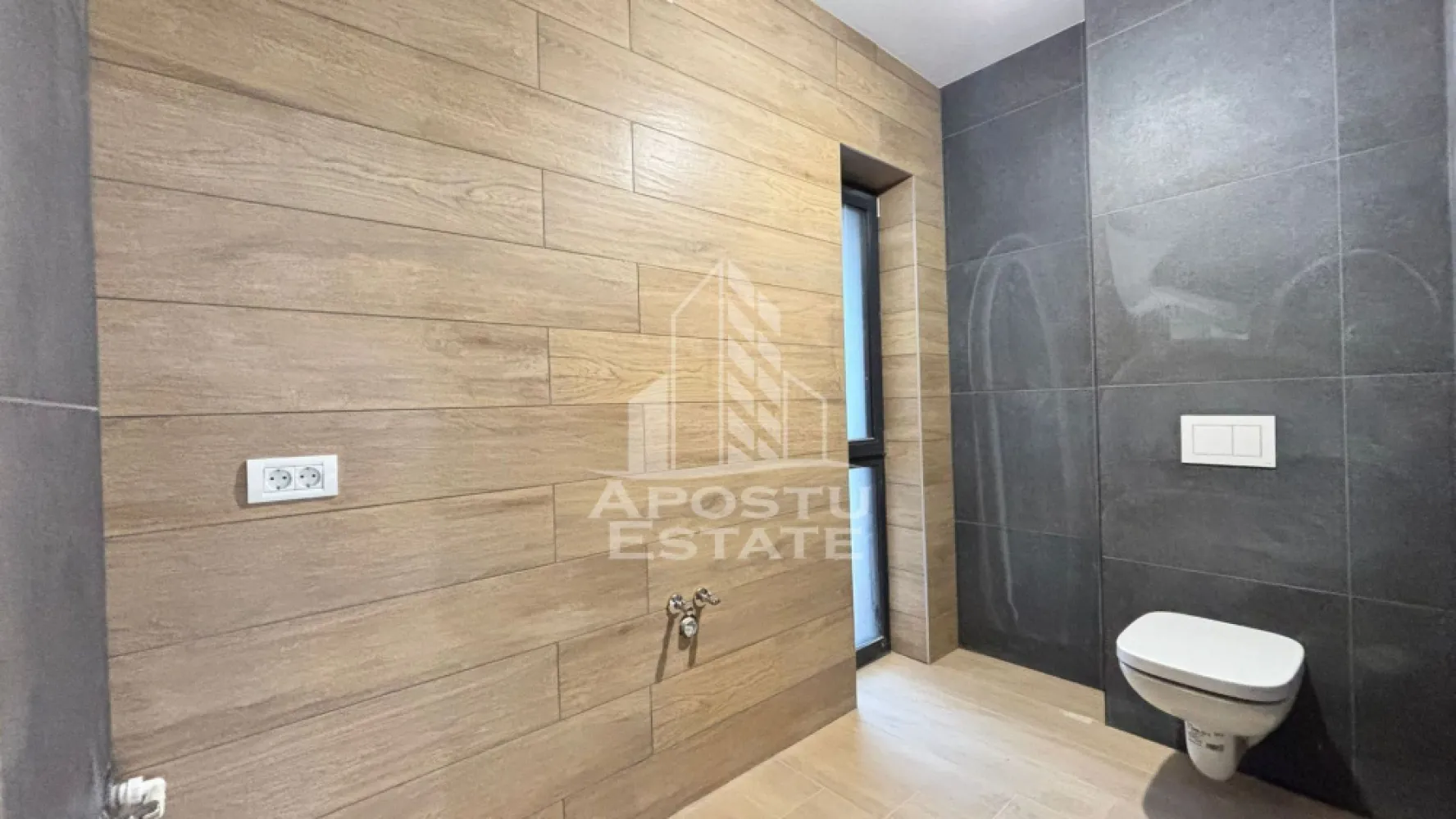 Casa individuala de vanzare in zona Buziasului, Timisoara - Agentia imobiliara APOSTU ESTATE va propune spre vanzare o casă individuală modernă, situată în zona Calea Buziașului, ideală pentru cei care își doresc confort, funcționalitate și o construcție nouă, realizată cu materiale de calitate.

Caracteristici generale:
 • Teren: 190 mp
 • Suprafață utilă casă: 110 mp
 • Casă nouă, complet izolată exterior (10 cm) și sub planșeu (25 cm)
 • Curte amenajată cu sistem de aspersoare
 • Carport acoperit și acces facil pe întreaga curte

Compartimentare:

Parter:
 • Living spațios cu bucătărie open space
 • Iesire pe terasă
 • Baie modernă
 • Încălzire în pardoseală cu termostat pe zone
 • Aer condiționat 12.000 BTU
 • Poartă electrică și videointerfon

Etaj:
 • 3 dormitoare
 • Dormitor matrimonial cu baie proprie
 • Baie suplimentară pe hol
 • Terasă generoasă accesibilă

Dotări suplimentare:
 • Încălzire în pardoseală în toată casa, cu termostat în fiecare cameră
 • Se predă la cheie, complet finisată
 • Curte amenajată și carport acoperit

Această proprietate reprezintă soluția perfectă pentru cei care caută o casă modernă, eficientă energetic și bine compartimentată, într-o zonă dezvoltată și accesibilă.

Pentru detalii suplimentare și programarea unei vizionări, vă stăm cu drag la dispoziție!

Agentia imobiliara Apostu Estate oferă consultanță bancară gratuită prin colaboratorii săi pentru alegerea celui mai potrivit tip de credit, astfel încât să deveniți noul proprietar al acestei case.
CP2826120