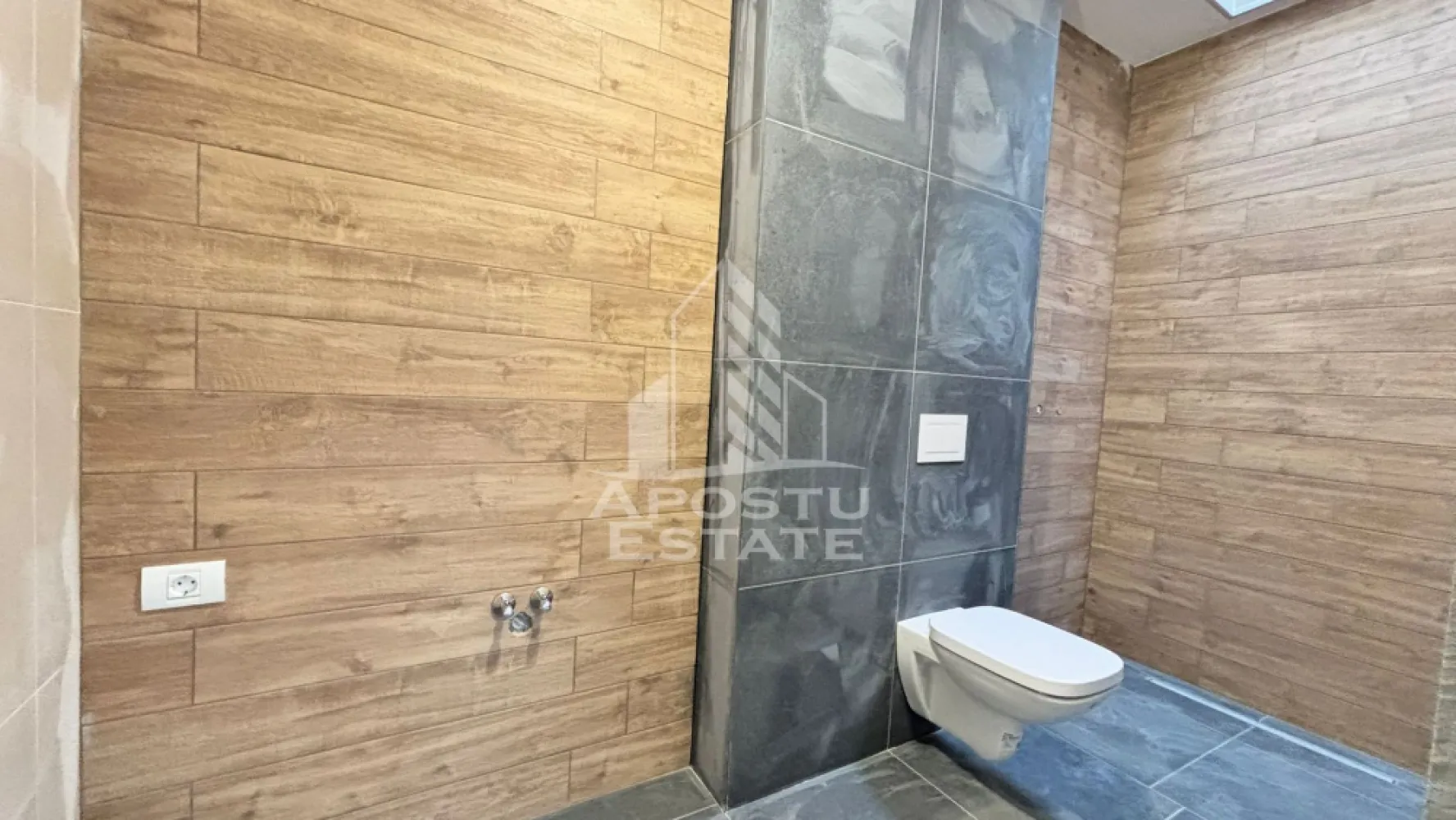 Casa individuala de vanzare in zona Buziasului, Timisoara - Agentia imobiliara APOSTU ESTATE va propune spre vanzare o casă individuală modernă, situată în zona Calea Buziașului, ideală pentru cei care își doresc confort, funcționalitate și o construcție nouă, realizată cu materiale de calitate.

Caracteristici generale:
 • Teren: 190 mp
 • Suprafață utilă casă: 110 mp
 • Casă nouă, complet izolată exterior (10 cm) și sub planșeu (25 cm)
 • Curte amenajată cu sistem de aspersoare
 • Carport acoperit și acces facil pe întreaga curte

Compartimentare:

Parter:
 • Living spațios cu bucătărie open space
 • Iesire pe terasă
 • Baie modernă
 • Încălzire în pardoseală cu termostat pe zone
 • Aer condiționat 12.000 BTU
 • Poartă electrică și videointerfon

Etaj:
 • 3 dormitoare
 • Dormitor matrimonial cu baie proprie
 • Baie suplimentară pe hol
 • Terasă generoasă accesibilă

Dotări suplimentare:
 • Încălzire în pardoseală în toată casa, cu termostat în fiecare cameră
 • Se predă la cheie, complet finisată
 • Curte amenajată și carport acoperit

Această proprietate reprezintă soluția perfectă pentru cei care caută o casă modernă, eficientă energetic și bine compartimentată, într-o zonă dezvoltată și accesibilă.

Pentru detalii suplimentare și programarea unei vizionări, vă stăm cu drag la dispoziție!

Agentia imobiliara Apostu Estate oferă consultanță bancară gratuită prin colaboratorii săi pentru alegerea celui mai potrivit tip de credit, astfel încât să deveniți noul proprietar al acestei case.
CP2826120