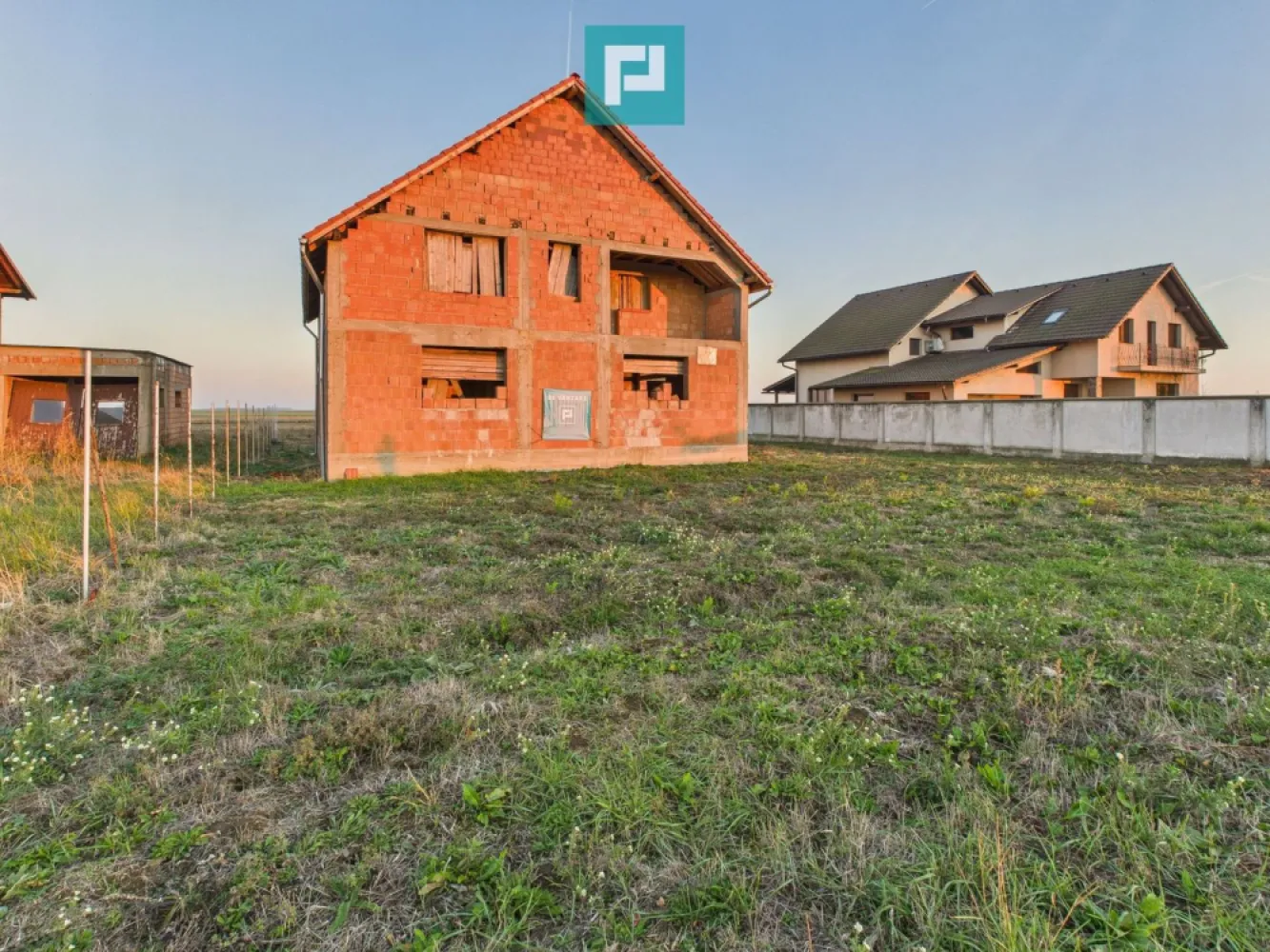 Proprietate impresionantă între Curtici și Macea - VILĂ IMPRESIONANTĂ LA ROȘU – POZIȚIE EXCELENTĂ, POTENȚIAL URIAȘ!
Curtici – Macea | Teren 842 mp | 280 mp utili | Deschidere la drum județean

Descoperă oportunitatea perfectă pentru investiția ta! O vilă spațioasă, impunătoare, aflată la stadiul de roșu, situată într-o zonă liniștită și în plină dezvoltare, între Curtici și Macea.

Proprietatea beneficiază de:

Teren generos de 842 mp – ideal pentru grădină, terasă, piscină, parcare sau extindere
Suprafață utilă de 280 mp – compartimentare modernă, perfectă pentru reședință de familie sau business
Living de 80 mp utili - ideal pentru zile de relaxare împreună cu cei dragi
Garaj spațios cu intrare în casă
Deschidere directă la drum județean – acces facil, vizibilitate excelentă
Vedere panoramică superbă – cadru natural deosebit
Destinație multiplă – potrivită pentru locuință, pensiune, birouri, clinică, spa, sediu firmă, etc.

O clădire solidă, cu arhitectură modernă, ce așteaptă să fie finalizată după gustul tău!

Preț atractiv — investiție cu potențial ridicat!

Pentru mai multe detalii și vizionări asistate, contactează-ne chiar azi!

Adina Baciș - consultant imobiliar Propertylab
Telefon: 0767103967
Email: adina.bacis@propertylab.ro 

 
Jeanina Câmpan - consultant imobiliar Propertylab
Telefon: 0760672985 
Email: jeanina.campan@propertylab.ro

Proprietate impresionantă între Curtici și Macea CP2825730