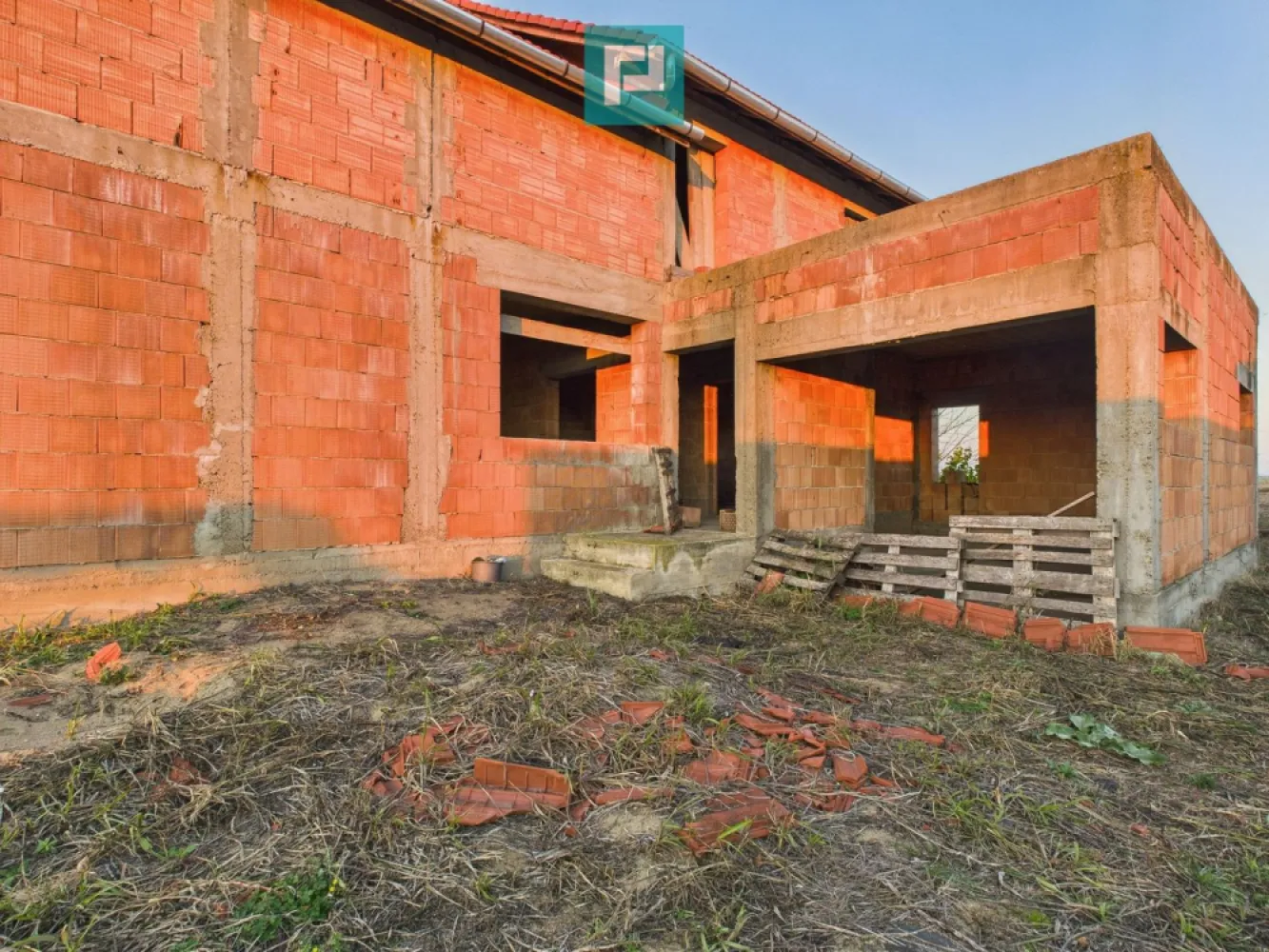 Proprietate impresionantă între Curtici și Macea - VILĂ IMPRESIONANTĂ LA ROȘU – POZIȚIE EXCELENTĂ, POTENȚIAL URIAȘ!
Curtici – Macea | Teren 842 mp | 280 mp utili | Deschidere la drum județean

Descoperă oportunitatea perfectă pentru investiția ta! O vilă spațioasă, impunătoare, aflată la stadiul de roșu, situată într-o zonă liniștită și în plină dezvoltare, între Curtici și Macea.

Proprietatea beneficiază de:

Teren generos de 842 mp – ideal pentru grădină, terasă, piscină, parcare sau extindere
Suprafață utilă de 280 mp – compartimentare modernă, perfectă pentru reședință de familie sau business
Living de 80 mp utili - ideal pentru zile de relaxare împreună cu cei dragi
Garaj spațios cu intrare în casă
Deschidere directă la drum județean – acces facil, vizibilitate excelentă
Vedere panoramică superbă – cadru natural deosebit
Destinație multiplă – potrivită pentru locuință, pensiune, birouri, clinică, spa, sediu firmă, etc.

O clădire solidă, cu arhitectură modernă, ce așteaptă să fie finalizată după gustul tău!

Preț atractiv — investiție cu potențial ridicat!

Pentru mai multe detalii și vizionări asistate, contactează-ne chiar azi!

Adina Baciș - consultant imobiliar Propertylab
Telefon: 0767103967
Email: adina.bacis@propertylab.ro 

 
Jeanina Câmpan - consultant imobiliar Propertylab
Telefon: 0760672985 
Email: jeanina.campan@propertylab.ro

Proprietate impresionantă între Curtici și Macea CP2825730