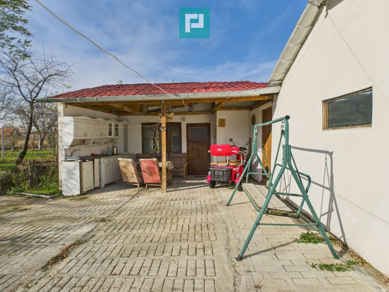 Casuță cu priveliște panoramică spre Cetatea Șiria - Căsuța din povești te așteaptă!
 Vă prezentăm spre vânzare o căsuță de vacanță sau rezidență cu un view de excepție spre Cetatea Șiria!
 Dacă visezi la un loc retras, cald și plin de farmec, această căsuță de lemn, mică și cochetă, este exact ce cauți!
 Casa este izolată termic, are sobe pe lemne, apă de la rețea, curent electric, fosă septică și este locuită.

 Detalii proprietate:

 3 camere atent compartimentate
 2 bucătării, baie cu vană
 Izolată, perfectă pentru liniște și relaxare
 Priveliște panoramică spre Cetatea Șiria – un tablou viu în fiecare zi
 Mobilată și utilată, gata de locuit
 Curte generoasă, ideală pentru grădinărit sau timp petrecut cu cei dragi
 Terasă acoperită cu bucătărie de vară – perfectă pentru seri tihnite de vară
 Anexă pentru depozitare

 Și partea cea mai frumoasă? 
 Toate acestea la preț de garsonieră!

 Contactează-ne pentru mai multe detalii și programează o vizionare asistată!
 Transformă povestea în realitate!
 
 Jeanina Câmpan - consultant imobiliar Propertylab
 Telefon: 0760672985
 Email: jeanina.campan@propertylab.ro

 Adina Baciș - consultant imobiliar Propertylab
 Telefon: 0767103967
 Email: adina.bacis@propertylab.ro

 Casuță cu priveliște panoramică spre Cetatea Șiria CP2825704