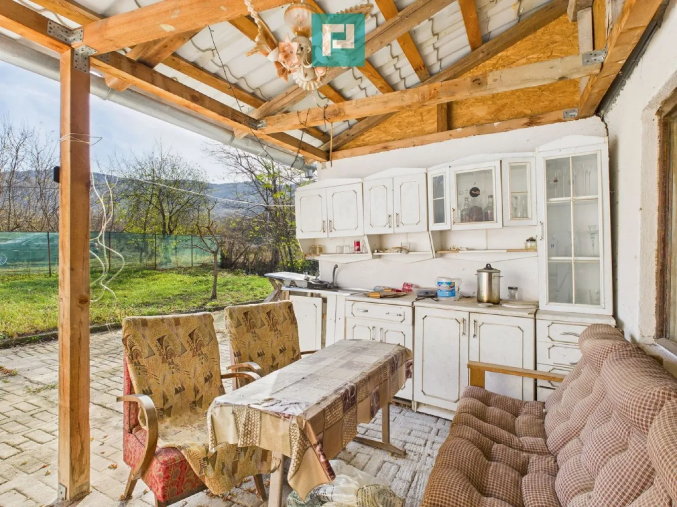 Casuță cu priveliște panoramică spre Cetatea Șiria - Căsuța din povești te așteaptă!
 Vă prezentăm spre vânzare o căsuță de vacanță sau rezidență cu un view de excepție spre Cetatea Șiria!
 Dacă visezi la un loc retras, cald și plin de farmec, această căsuță de lemn, mică și cochetă, este exact ce cauți!
 Casa este izolată termic, are sobe pe lemne, apă de la rețea, curent electric, fosă septică și este locuită.

 Detalii proprietate:

 3 camere atent compartimentate
 2 bucătării, baie cu vană
 Izolată, perfectă pentru liniște și relaxare
 Priveliște panoramică spre Cetatea Șiria – un tablou viu în fiecare zi
 Mobilată și utilată, gata de locuit
 Curte generoasă, ideală pentru grădinărit sau timp petrecut cu cei dragi
 Terasă acoperită cu bucătărie de vară – perfectă pentru seri tihnite de vară
 Anexă pentru depozitare

 Și partea cea mai frumoasă? 
 Toate acestea la preț de garsonieră!

 Contactează-ne pentru mai multe detalii și programează o vizionare asistată!
 Transformă povestea în realitate!
 
 Jeanina Câmpan - consultant imobiliar Propertylab
 Telefon: 0760672985
 Email: jeanina.campan@propertylab.ro

 Adina Baciș - consultant imobiliar Propertylab
 Telefon: 0767103967
 Email: adina.bacis@propertylab.ro

 Casuță cu priveliște panoramică spre Cetatea Șiria CP2825704