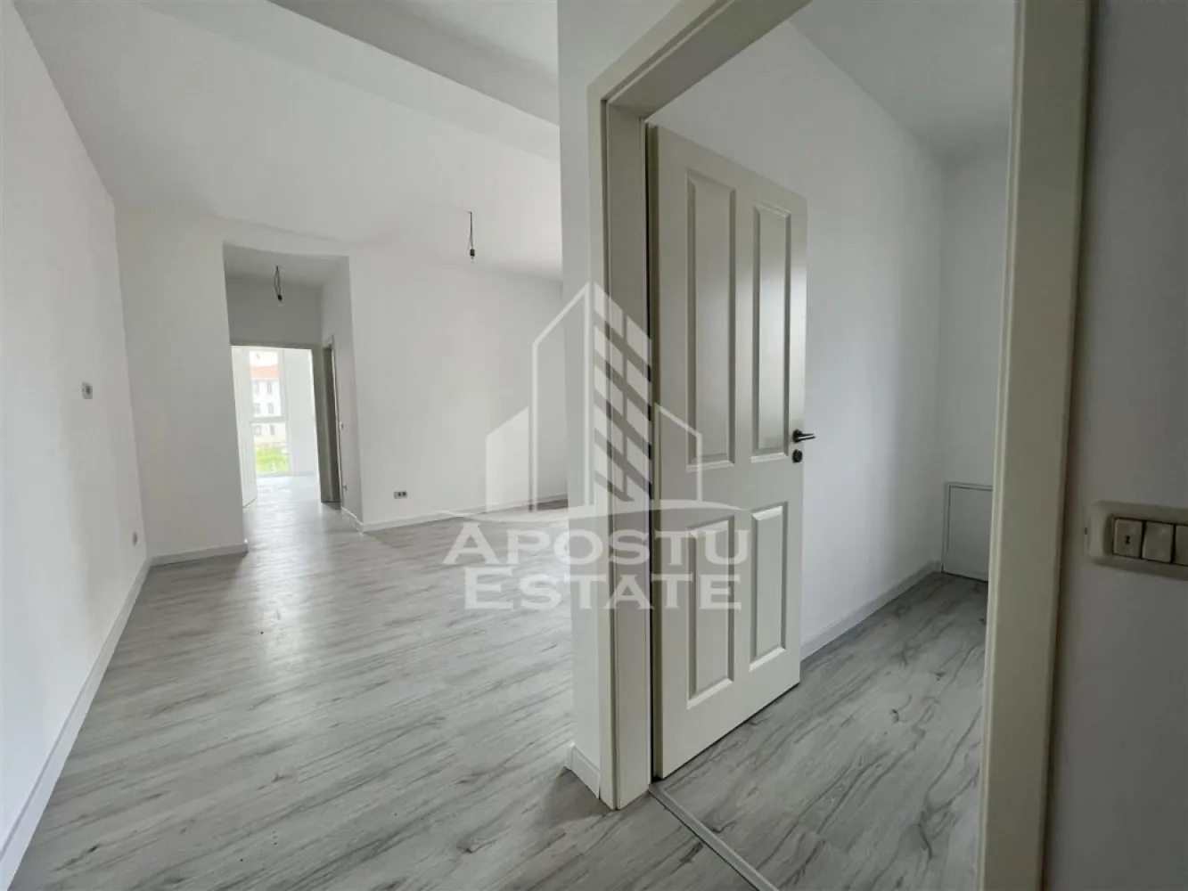 Apartament cu 2 camere, bucatarie inchisa in Giroc la asfalt - APOSTU ESTATE va propune spre vanzare apartamente noi intr-un bloc modern aflat in constructie, situat in Giroc langa Lidl.

Blocul este construit din caramida Porotherm de 25 cm, izolat cu polistiren de 10 cm, dispune de parter + 2 etaje si este amplasat aproape de Lidl, Mega Image si mijloace de transport in comun, oferind acces rapid si confort.

Modele disponibile:
- 2 camere – 46 mp utili + balcon 5 mp – bucatarie inchisa sau open space – 85.000
- 2 camere – 53 mp utili + balcon 5 mp – bucatarie inchisa – 95.000 

Dotari standard pentru toate apartamentele:
- pereti complet din caramida (fara rigips) tencuiti mecanizat si finisati cu lavabil alb
- centrala termica proprie, incalzire in pardosea
- geamuri tripan (3 sticle) mari – luminozitate si izolatie termica superioara
- finisaje interioare la alegerea viitorului proprietar: gresie, faianta, parchet, usi, obiecte sanitare
- 1 loc de parcare inscris in Cf.

Avantaj achizitie acum:
Pretul este mai mic acum, blocul fiind in constructie. Pe masura ce lucrarile avanseaza, pretul va creste. Doar cumparatorii care investesc acum blocheaza pretul si primesc apartamentul complet finisat dupa bunul plac, la termenul de predare. (Iulie 2026)

Aceasta este o oportunitate ideala pentru cei care cauta un camin confortabil sau o investitie sigura cu potential de venit lunar din inchiriere, intr-o zona care se dezvolta rapid si ofera toate facilitatile la indemana.

Pentru mai multe detalii sau programarea unei vizionari, nu ezitati sa ne contactati!
Pozele din anunt sunt cu scop informativ.
Acceptam orice fel de credit bancar. Oferim consultanta si solutii financiare prin colaboratorii nostri pentru a obtine cel mai avantajos credit Ipotecar sau Noua Casa.

Va asteptam cu drag la o vizionare chiar astazi!
CP2825340