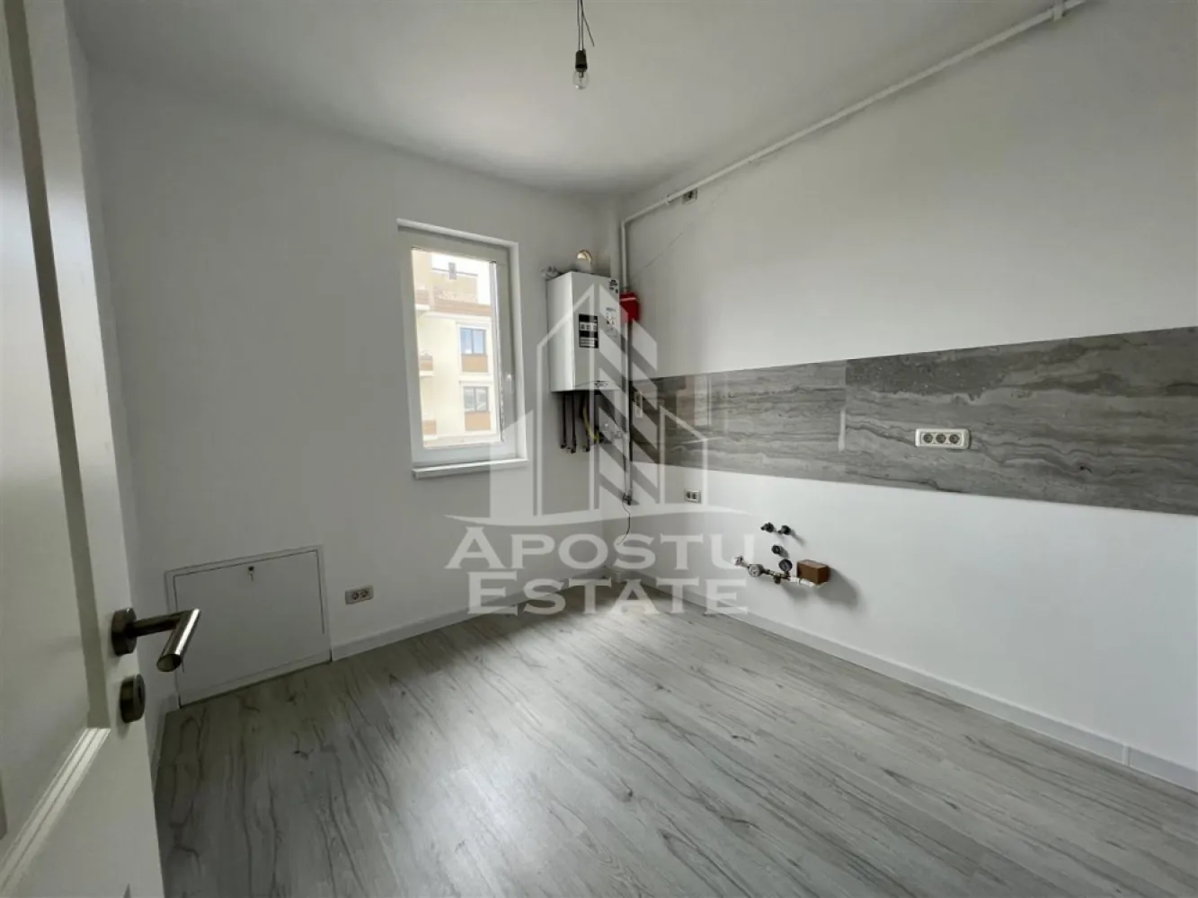 Apartament cu 2 camere, bucatarie inchisa in Giroc la asfalt - APOSTU ESTATE va propune spre vanzare apartamente noi intr-un bloc modern aflat in constructie, situat in Giroc langa Lidl.

Blocul este construit din caramida Porotherm de 25 cm, izolat cu polistiren de 10 cm, dispune de parter + 2 etaje si este amplasat aproape de Lidl, Mega Image si mijloace de transport in comun, oferind acces rapid si confort.

Modele disponibile:
- 2 camere – 46 mp utili + balcon 5 mp – bucatarie inchisa sau open space – 85.000
- 2 camere – 53 mp utili + balcon 5 mp – bucatarie inchisa – 95.000 

Dotari standard pentru toate apartamentele:
- pereti complet din caramida (fara rigips) tencuiti mecanizat si finisati cu lavabil alb
- centrala termica proprie, incalzire in pardosea
- geamuri tripan (3 sticle) mari – luminozitate si izolatie termica superioara
- finisaje interioare la alegerea viitorului proprietar: gresie, faianta, parchet, usi, obiecte sanitare
- 1 loc de parcare inscris in Cf.

Avantaj achizitie acum:
Pretul este mai mic acum, blocul fiind in constructie. Pe masura ce lucrarile avanseaza, pretul va creste. Doar cumparatorii care investesc acum blocheaza pretul si primesc apartamentul complet finisat dupa bunul plac, la termenul de predare. (Iulie 2026)

Aceasta este o oportunitate ideala pentru cei care cauta un camin confortabil sau o investitie sigura cu potential de venit lunar din inchiriere, intr-o zona care se dezvolta rapid si ofera toate facilitatile la indemana.

Pentru mai multe detalii sau programarea unei vizionari, nu ezitati sa ne contactati!
Pozele din anunt sunt cu scop informativ.
Acceptam orice fel de credit bancar. Oferim consultanta si solutii financiare prin colaboratorii nostri pentru a obtine cel mai avantajos credit Ipotecar sau Noua Casa.

Va asteptam cu drag la o vizionare chiar astazi!
CP2825340