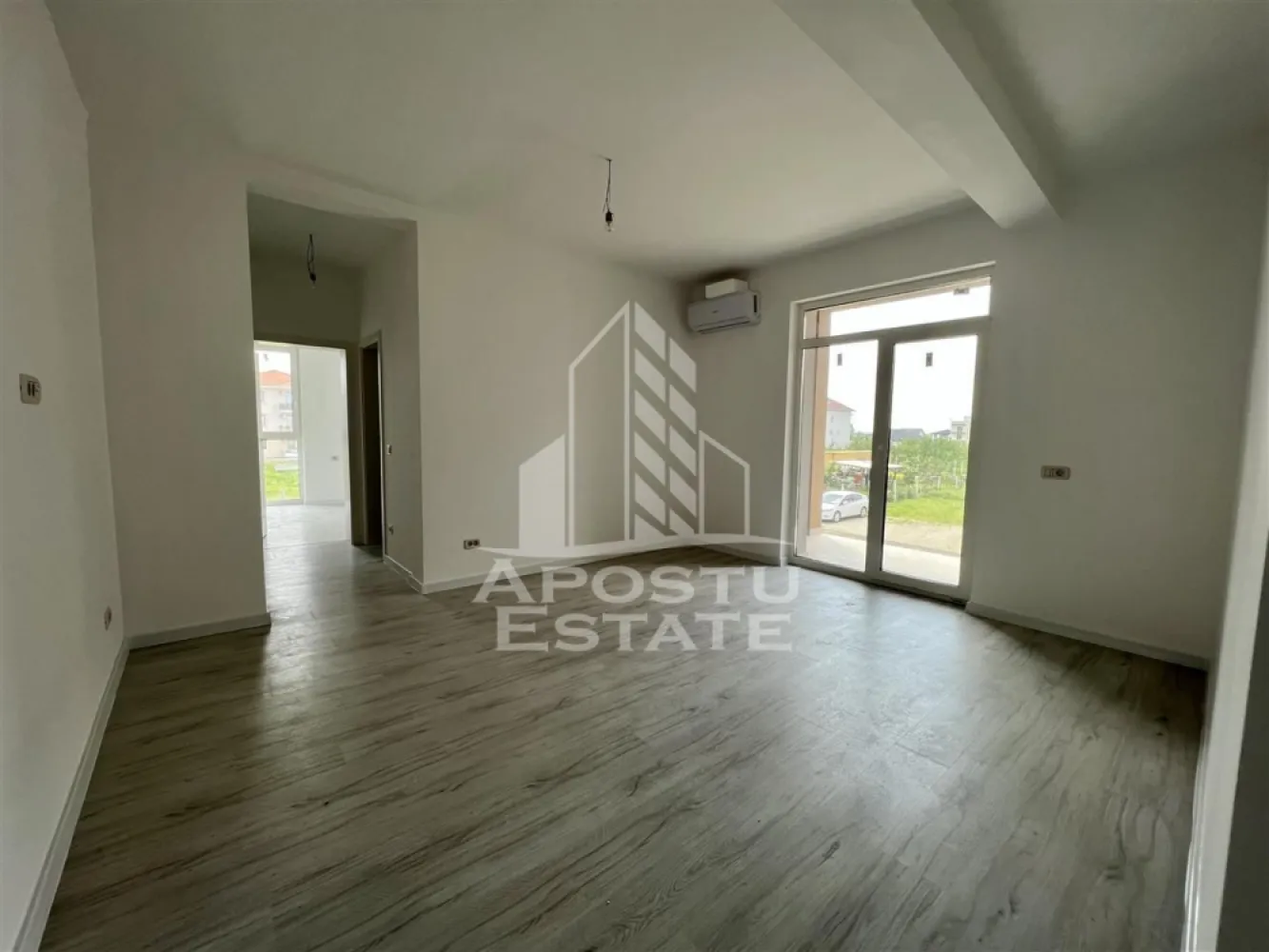 Apartament cu 2 camere, bucatarie inchisa in Giroc la asfalt - APOSTU ESTATE va propune spre vanzare apartamente noi intr-un bloc modern aflat in constructie, situat in Giroc langa Lidl.

Blocul este construit din caramida Porotherm de 25 cm, izolat cu polistiren de 10 cm, dispune de parter + 2 etaje si este amplasat aproape de Lidl, Mega Image si mijloace de transport in comun, oferind acces rapid si confort.

Modele disponibile:
- 2 camere – 46 mp utili + balcon 5 mp – bucatarie inchisa sau open space – 85.000
- 2 camere – 53 mp utili + balcon 5 mp – bucatarie inchisa – 95.000 

Dotari standard pentru toate apartamentele:
- pereti complet din caramida (fara rigips) tencuiti mecanizat si finisati cu lavabil alb
- centrala termica proprie, incalzire in pardosea
- geamuri tripan (3 sticle) mari – luminozitate si izolatie termica superioara
- finisaje interioare la alegerea viitorului proprietar: gresie, faianta, parchet, usi, obiecte sanitare
- 1 loc de parcare inscris in Cf.

Avantaj achizitie acum:
Pretul este mai mic acum, blocul fiind in constructie. Pe masura ce lucrarile avanseaza, pretul va creste. Doar cumparatorii care investesc acum blocheaza pretul si primesc apartamentul complet finisat dupa bunul plac, la termenul de predare. (Iulie 2026)

Aceasta este o oportunitate ideala pentru cei care cauta un camin confortabil sau o investitie sigura cu potential de venit lunar din inchiriere, intr-o zona care se dezvolta rapid si ofera toate facilitatile la indemana.

Pentru mai multe detalii sau programarea unei vizionari, nu ezitati sa ne contactati!
Pozele din anunt sunt cu scop informativ.
Acceptam orice fel de credit bancar. Oferim consultanta si solutii financiare prin colaboratorii nostri pentru a obtine cel mai avantajos credit Ipotecar sau Noua Casa.

Va asteptam cu drag la o vizionare chiar astazi!
CP2825340