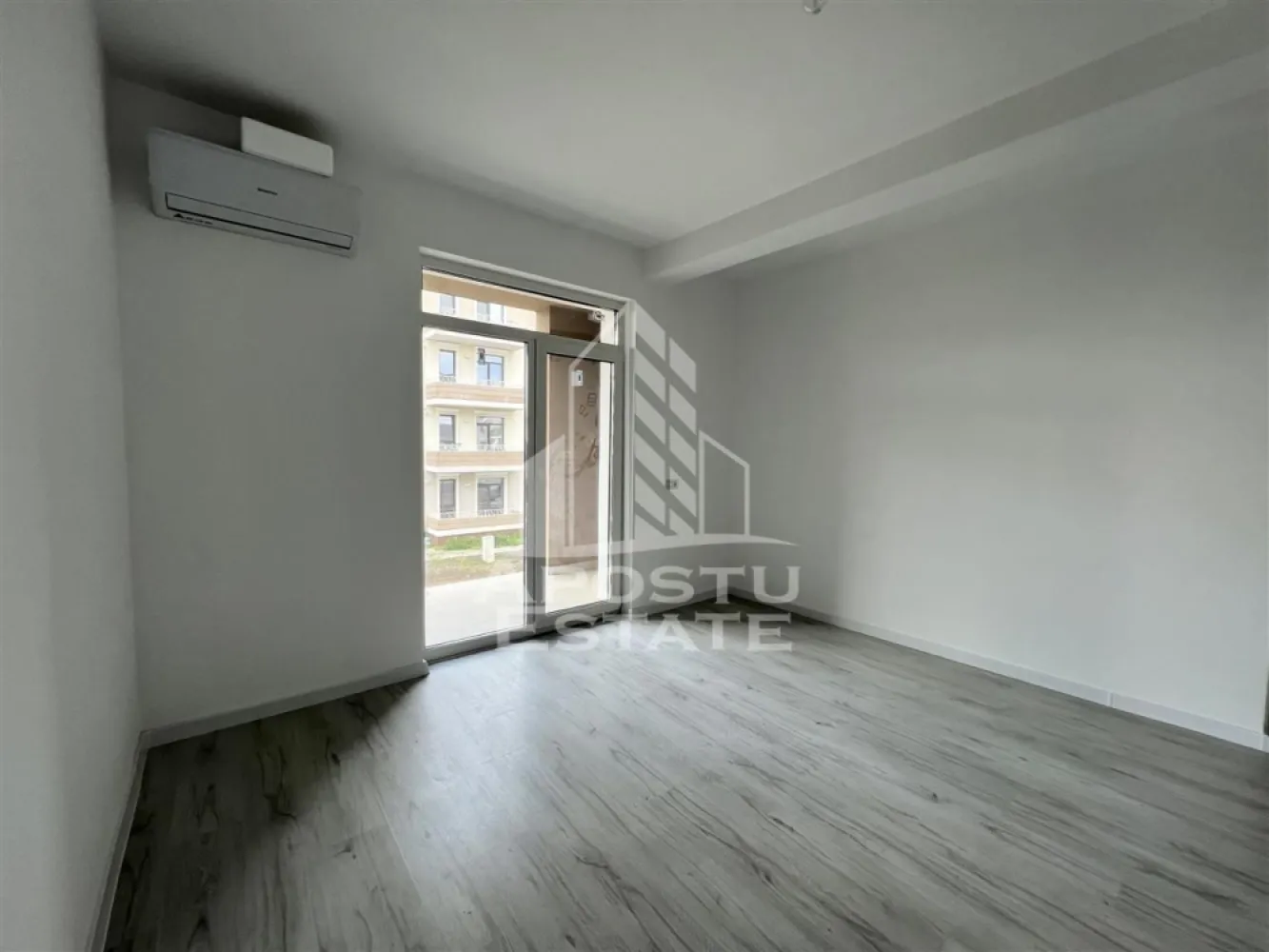 Apartament cu 2 camere, bucatarie inchisa in Giroc la asfalt - APOSTU ESTATE va propune spre vanzare apartamente noi intr-un bloc modern aflat in constructie, situat in Giroc langa Lidl.

Blocul este construit din caramida Porotherm de 25 cm, izolat cu polistiren de 10 cm, dispune de parter + 2 etaje si este amplasat aproape de Lidl, Mega Image si mijloace de transport in comun, oferind acces rapid si confort.

Modele disponibile:
- 2 camere – 46 mp utili + balcon 5 mp – bucatarie inchisa sau open space – 85.000
- 2 camere – 53 mp utili + balcon 5 mp – bucatarie inchisa – 95.000 

Dotari standard pentru toate apartamentele:
- pereti complet din caramida (fara rigips) tencuiti mecanizat si finisati cu lavabil alb
- centrala termica proprie, incalzire in pardosea
- geamuri tripan (3 sticle) mari – luminozitate si izolatie termica superioara
- finisaje interioare la alegerea viitorului proprietar: gresie, faianta, parchet, usi, obiecte sanitare
- 1 loc de parcare inscris in Cf.

Avantaj achizitie acum:
Pretul este mai mic acum, blocul fiind in constructie. Pe masura ce lucrarile avanseaza, pretul va creste. Doar cumparatorii care investesc acum blocheaza pretul si primesc apartamentul complet finisat dupa bunul plac, la termenul de predare. (Iulie 2026)

Aceasta este o oportunitate ideala pentru cei care cauta un camin confortabil sau o investitie sigura cu potential de venit lunar din inchiriere, intr-o zona care se dezvolta rapid si ofera toate facilitatile la indemana.

Pentru mai multe detalii sau programarea unei vizionari, nu ezitati sa ne contactati!
Pozele din anunt sunt cu scop informativ.
Acceptam orice fel de credit bancar. Oferim consultanta si solutii financiare prin colaboratorii nostri pentru a obtine cel mai avantajos credit Ipotecar sau Noua Casa.

Va asteptam cu drag la o vizionare chiar astazi!
CP2825340