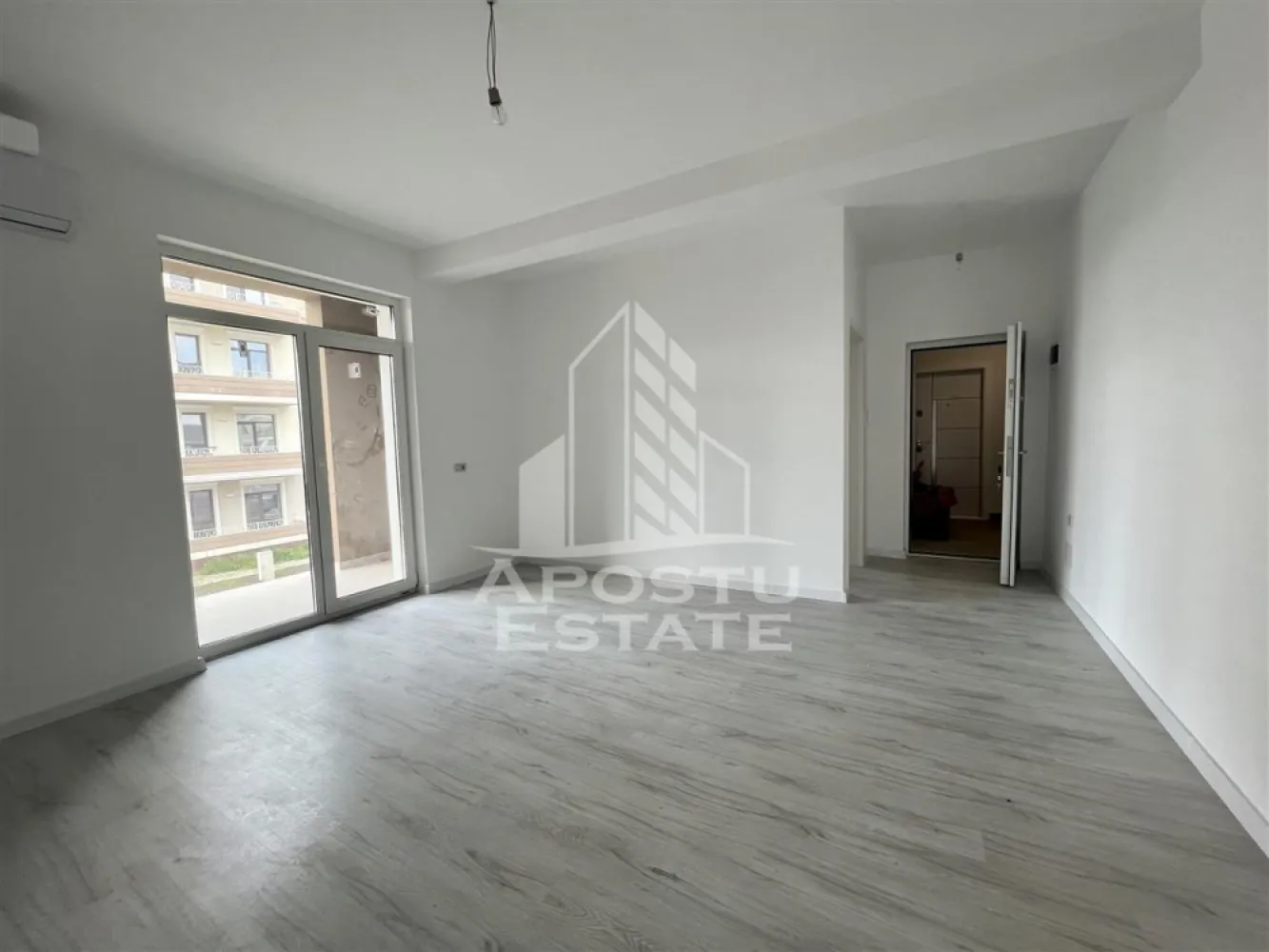 Apartament cu 2 camere, bucatarie inchisa in Giroc la asfalt - APOSTU ESTATE va propune spre vanzare apartamente noi intr-un bloc modern aflat in constructie, situat in Giroc langa Lidl.

Blocul este construit din caramida Porotherm de 25 cm, izolat cu polistiren de 10 cm, dispune de parter + 2 etaje si este amplasat aproape de Lidl, Mega Image si mijloace de transport in comun, oferind acces rapid si confort.

Modele disponibile:
- 2 camere – 46 mp utili + balcon 5 mp – bucatarie inchisa sau open space – 85.000
- 2 camere – 53 mp utili + balcon 5 mp – bucatarie inchisa – 95.000 

Dotari standard pentru toate apartamentele:
- pereti complet din caramida (fara rigips) tencuiti mecanizat si finisati cu lavabil alb
- centrala termica proprie, incalzire in pardosea
- geamuri tripan (3 sticle) mari – luminozitate si izolatie termica superioara
- finisaje interioare la alegerea viitorului proprietar: gresie, faianta, parchet, usi, obiecte sanitare
- 1 loc de parcare inscris in Cf.

Avantaj achizitie acum:
Pretul este mai mic acum, blocul fiind in constructie. Pe masura ce lucrarile avanseaza, pretul va creste. Doar cumparatorii care investesc acum blocheaza pretul si primesc apartamentul complet finisat dupa bunul plac, la termenul de predare. (Iulie 2026)

Aceasta este o oportunitate ideala pentru cei care cauta un camin confortabil sau o investitie sigura cu potential de venit lunar din inchiriere, intr-o zona care se dezvolta rapid si ofera toate facilitatile la indemana.

Pentru mai multe detalii sau programarea unei vizionari, nu ezitati sa ne contactati!
Pozele din anunt sunt cu scop informativ.
Acceptam orice fel de credit bancar. Oferim consultanta si solutii financiare prin colaboratorii nostri pentru a obtine cel mai avantajos credit Ipotecar sau Noua Casa.

Va asteptam cu drag la o vizionare chiar astazi!
CP2825340