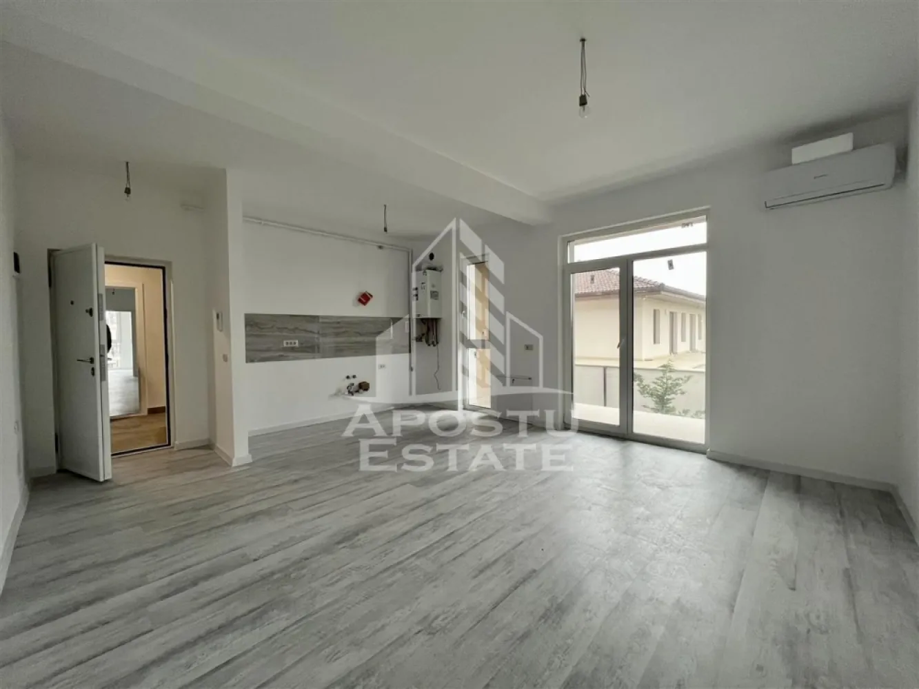 Apartamente cu 2 camere in Giroc la asfalt - APOSTU ESTATE va propune spre vanzare apartamente noi intr-un bloc modern aflat in constructie, situat in Giroc langa Lidl.

Blocul este construit din caramida Porotherm de 25 cm, izolat cu polistiren de 10 cm, dispune de parter + 2 etaje si este amplasat aproape de Lidl, Mega Image si mijloace de transport in comun, oferind acces rapid si confort.

Modele disponibile:
- 2 camere – 46 mp utili + balcon 5 mp – bucatarie inchisa sau open space – 85.000
- 2 camere – 53 mp utili + balcon 5 mp – bucatarie inchisa – 95.000 

Dotari standard pentru toate apartamentele:
- pereti complet din caramida (fara rigips) tencuiti mecanizat si finisati cu lavabil alb
- centrala termica proprie, incalzire in pardoseala
- geamuri tripan (3 sticle) mari – luminozitate si izolatie termica superioara
- finisaje interioare la alegerea viitorului proprietar: gresie, faianta, parchet, usi, obiecte sanitare
- 1 loc de parcare inscris in Cf.

Avantaj achizitie acum:
Pretul este mai mic acum, blocul fiind in constructie. Pe masura ce lucrarile avanseaza, pretul va creste. Doar cumparatorii care investesc acum blocheaza pretul si primesc apartamentul complet finisat dupa bunul plac, la termenul de predare. (Iulie 2026)

Aceasta este o oportunitate ideala pentru cei care cauta un camin confortabil sau o investitie sigura cu potential de venit lunar din inchiriere, intr-o zona care se dezvolta rapid si ofera toate facilitatile la indemana.

Pentru mai multe detalii sau programarea unei vizionari, nu ezitati sa ne contactati!
Pozele din anunt sunt cu scop informativ.
Acceptam orice fel de credit bancar. Oferim consultanta si solutii financiare prin colaboratorii nostri pentru a obtine cel mai avantajos credit Ipotecar sau Noua Casa.

Va asteptam cu drag la o vizionare chiar astazi!
CP2825337