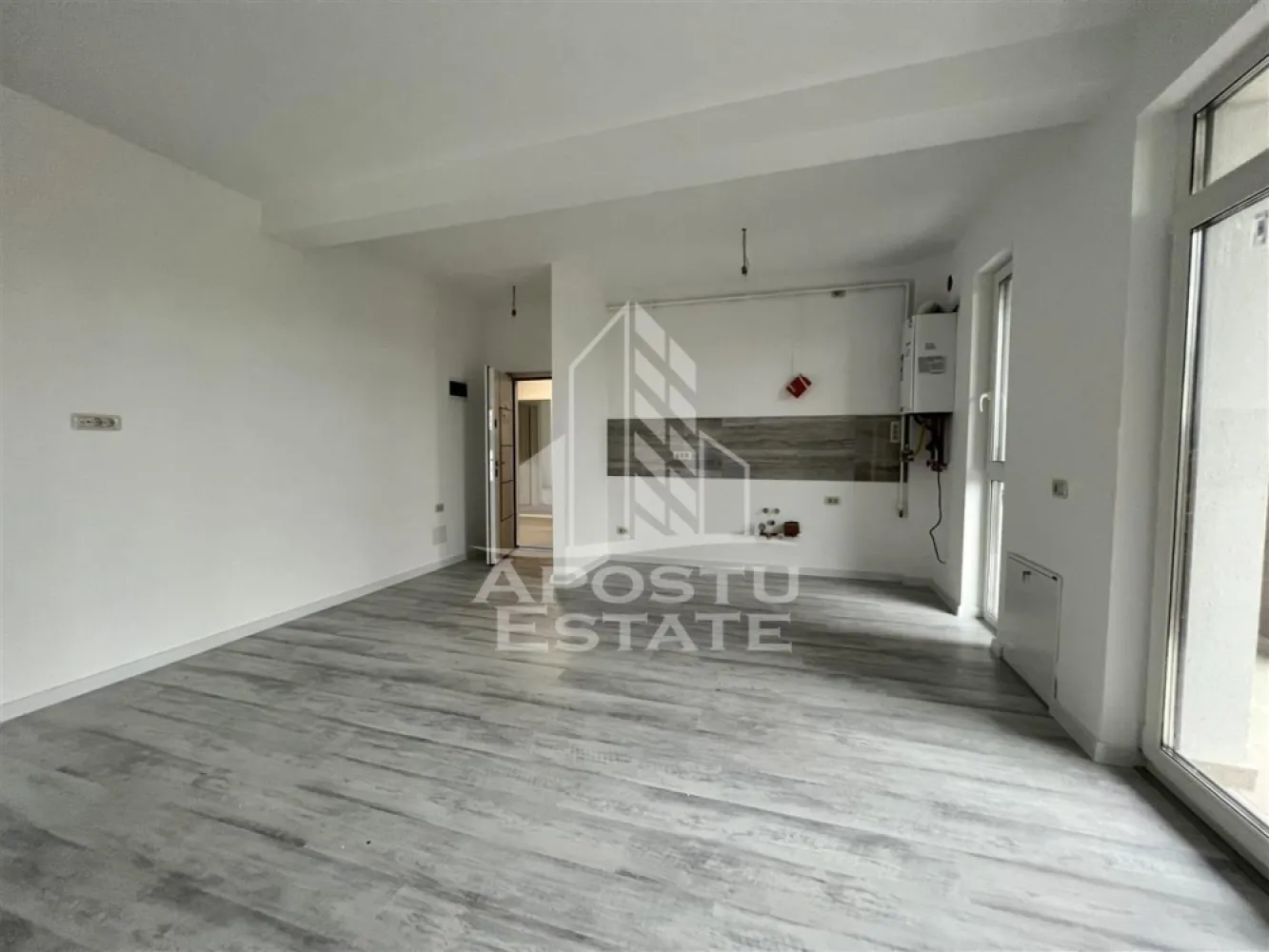 Apartamente cu 2 camere in Giroc la asfalt - APOSTU ESTATE va propune spre vanzare apartamente noi intr-un bloc modern aflat in constructie, situat in Giroc langa Lidl.

Blocul este construit din caramida Porotherm de 25 cm, izolat cu polistiren de 10 cm, dispune de parter + 2 etaje si este amplasat aproape de Lidl, Mega Image si mijloace de transport in comun, oferind acces rapid si confort.

Modele disponibile:
- 2 camere – 46 mp utili + balcon 5 mp – bucatarie inchisa sau open space – 85.000
- 2 camere – 53 mp utili + balcon 5 mp – bucatarie inchisa – 95.000 

Dotari standard pentru toate apartamentele:
- pereti complet din caramida (fara rigips) tencuiti mecanizat si finisati cu lavabil alb
- centrala termica proprie, incalzire in pardoseala
- geamuri tripan (3 sticle) mari – luminozitate si izolatie termica superioara
- finisaje interioare la alegerea viitorului proprietar: gresie, faianta, parchet, usi, obiecte sanitare
- 1 loc de parcare inscris in Cf.

Avantaj achizitie acum:
Pretul este mai mic acum, blocul fiind in constructie. Pe masura ce lucrarile avanseaza, pretul va creste. Doar cumparatorii care investesc acum blocheaza pretul si primesc apartamentul complet finisat dupa bunul plac, la termenul de predare. (Iulie 2026)

Aceasta este o oportunitate ideala pentru cei care cauta un camin confortabil sau o investitie sigura cu potential de venit lunar din inchiriere, intr-o zona care se dezvolta rapid si ofera toate facilitatile la indemana.

Pentru mai multe detalii sau programarea unei vizionari, nu ezitati sa ne contactati!
Pozele din anunt sunt cu scop informativ.
Acceptam orice fel de credit bancar. Oferim consultanta si solutii financiare prin colaboratorii nostri pentru a obtine cel mai avantajos credit Ipotecar sau Noua Casa.

Va asteptam cu drag la o vizionare chiar astazi!
CP2825337