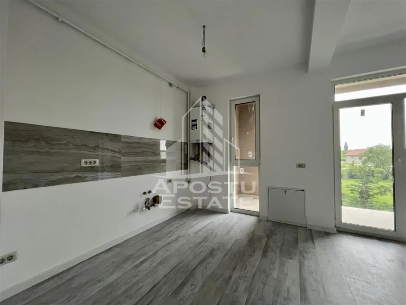 Apartamente cu 2 camere in Giroc la asfalt - APOSTU ESTATE va propune spre vanzare apartamente noi intr-un bloc modern aflat in constructie, situat in Giroc langa Lidl.

Blocul este construit din caramida Porotherm de 25 cm, izolat cu polistiren de 10 cm, dispune de parter + 2 etaje si este amplasat aproape de Lidl, Mega Image si mijloace de transport in comun, oferind acces rapid si confort.

Modele disponibile:
- 2 camere – 46 mp utili + balcon 5 mp – bucatarie inchisa sau open space – 85.000
- 2 camere – 53 mp utili + balcon 5 mp – bucatarie inchisa – 95.000 

Dotari standard pentru toate apartamentele:
- pereti complet din caramida (fara rigips) tencuiti mecanizat si finisati cu lavabil alb
- centrala termica proprie, incalzire in pardoseala
- geamuri tripan (3 sticle) mari – luminozitate si izolatie termica superioara
- finisaje interioare la alegerea viitorului proprietar: gresie, faianta, parchet, usi, obiecte sanitare
- 1 loc de parcare inscris in Cf.

Avantaj achizitie acum:
Pretul este mai mic acum, blocul fiind in constructie. Pe masura ce lucrarile avanseaza, pretul va creste. Doar cumparatorii care investesc acum blocheaza pretul si primesc apartamentul complet finisat dupa bunul plac, la termenul de predare. (Iulie 2026)

Aceasta este o oportunitate ideala pentru cei care cauta un camin confortabil sau o investitie sigura cu potential de venit lunar din inchiriere, intr-o zona care se dezvolta rapid si ofera toate facilitatile la indemana.

Pentru mai multe detalii sau programarea unei vizionari, nu ezitati sa ne contactati!
Pozele din anunt sunt cu scop informativ.
Acceptam orice fel de credit bancar. Oferim consultanta si solutii financiare prin colaboratorii nostri pentru a obtine cel mai avantajos credit Ipotecar sau Noua Casa.

Va asteptam cu drag la o vizionare chiar astazi!
CP2825337